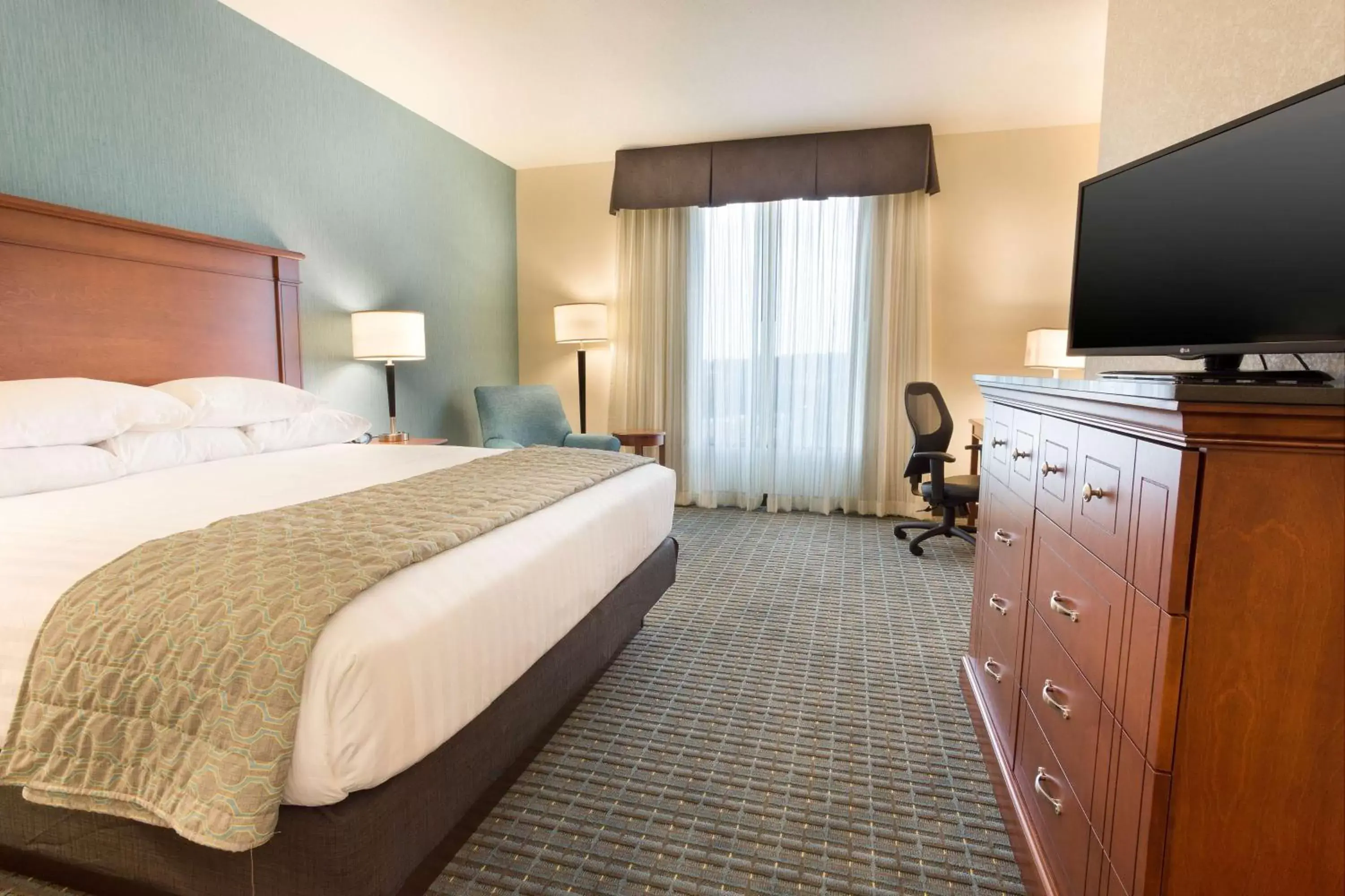 Photo of the whole room, Bed in Drury Inn & Suites St. Louis Brentwood