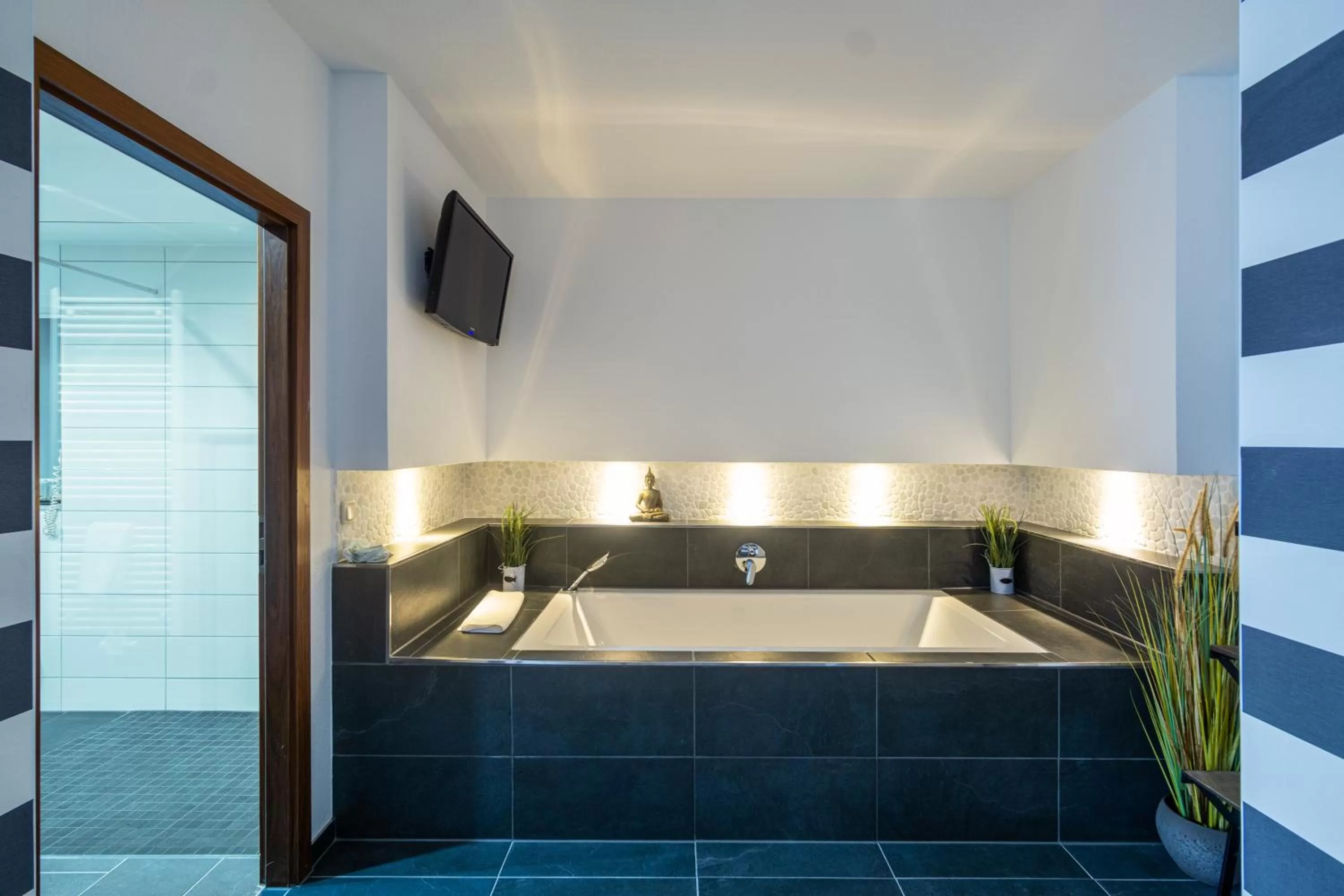 Bath in SL'otel im Parforcehaus