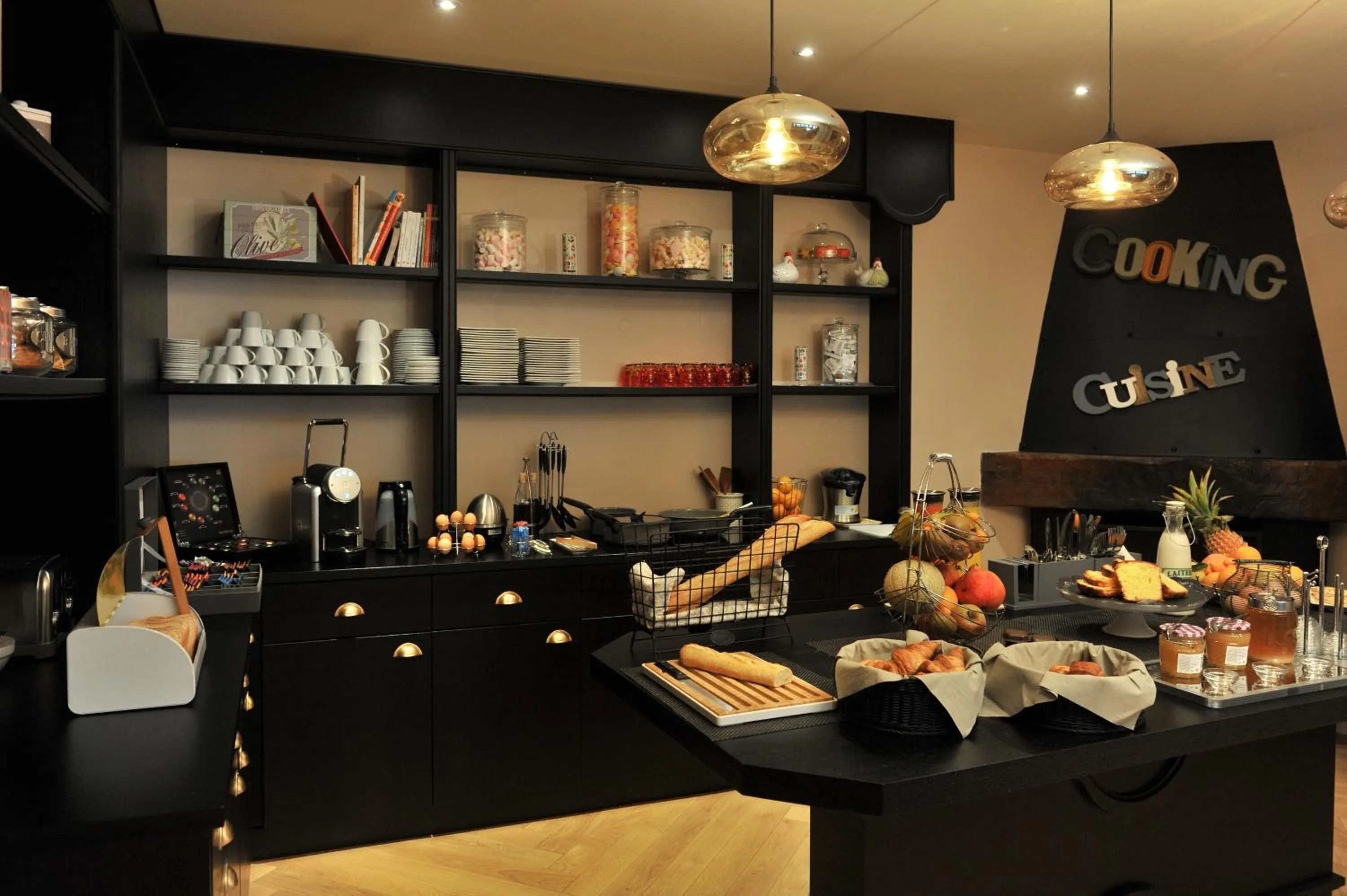 Buffet breakfast in Mercure Paris Saint Cloud Hippodrome