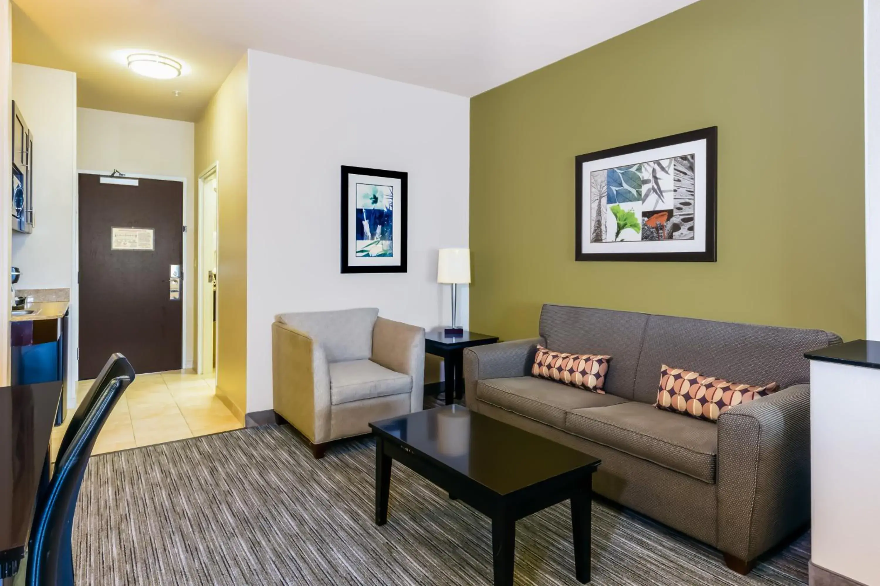 Photo of the whole room, Seating Area in Holiday Inn Express Hotel & Suites Dallas West