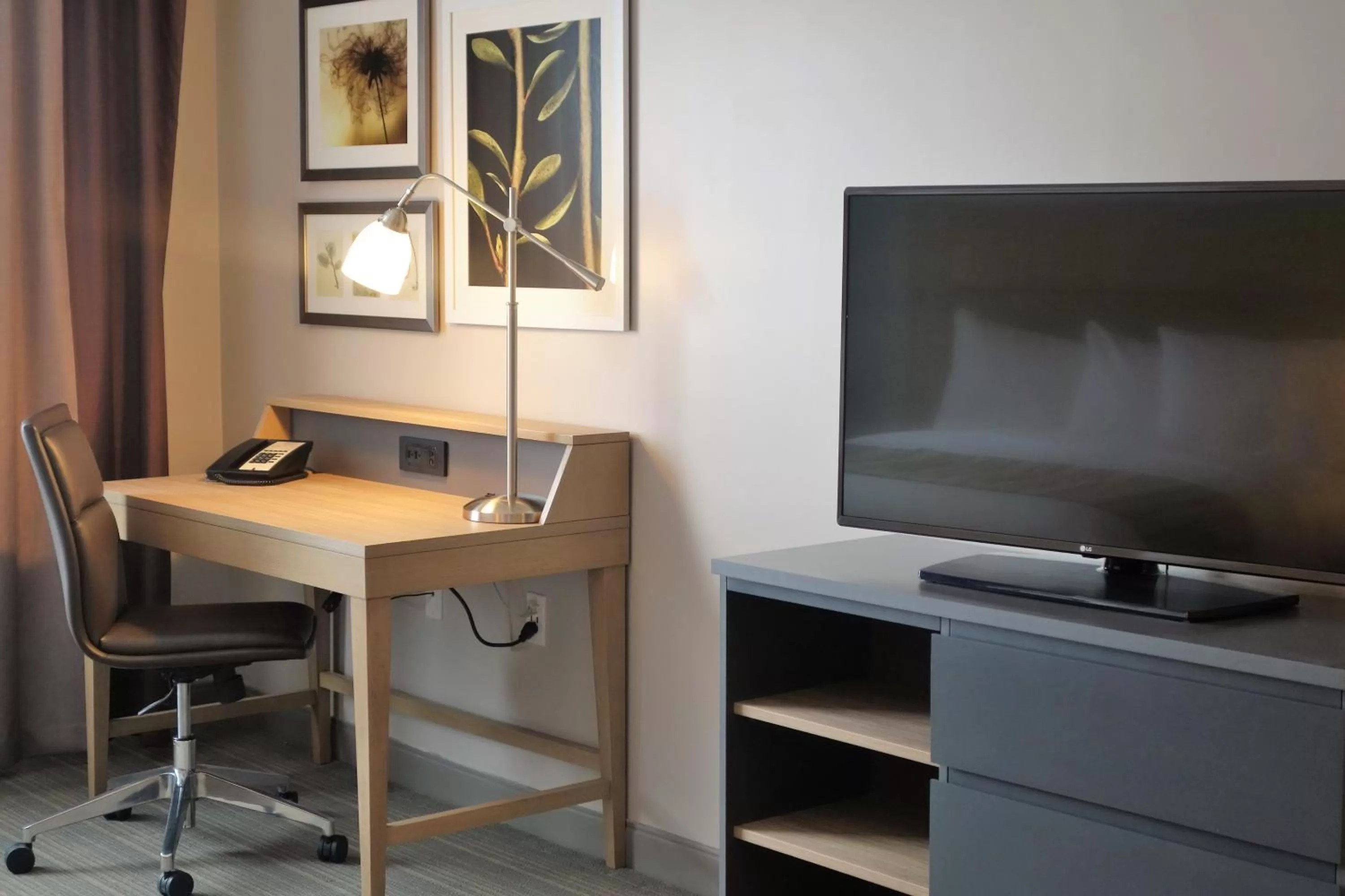 TV and multimedia in Country Inn & Suites by Radisson, Belleville, ON