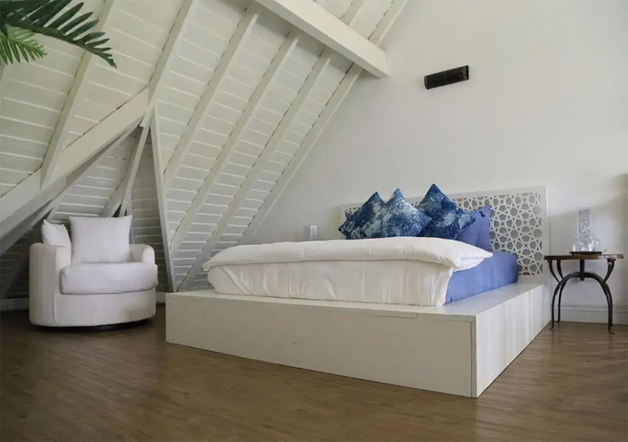 Bed, Seating Area in Kent Cottage