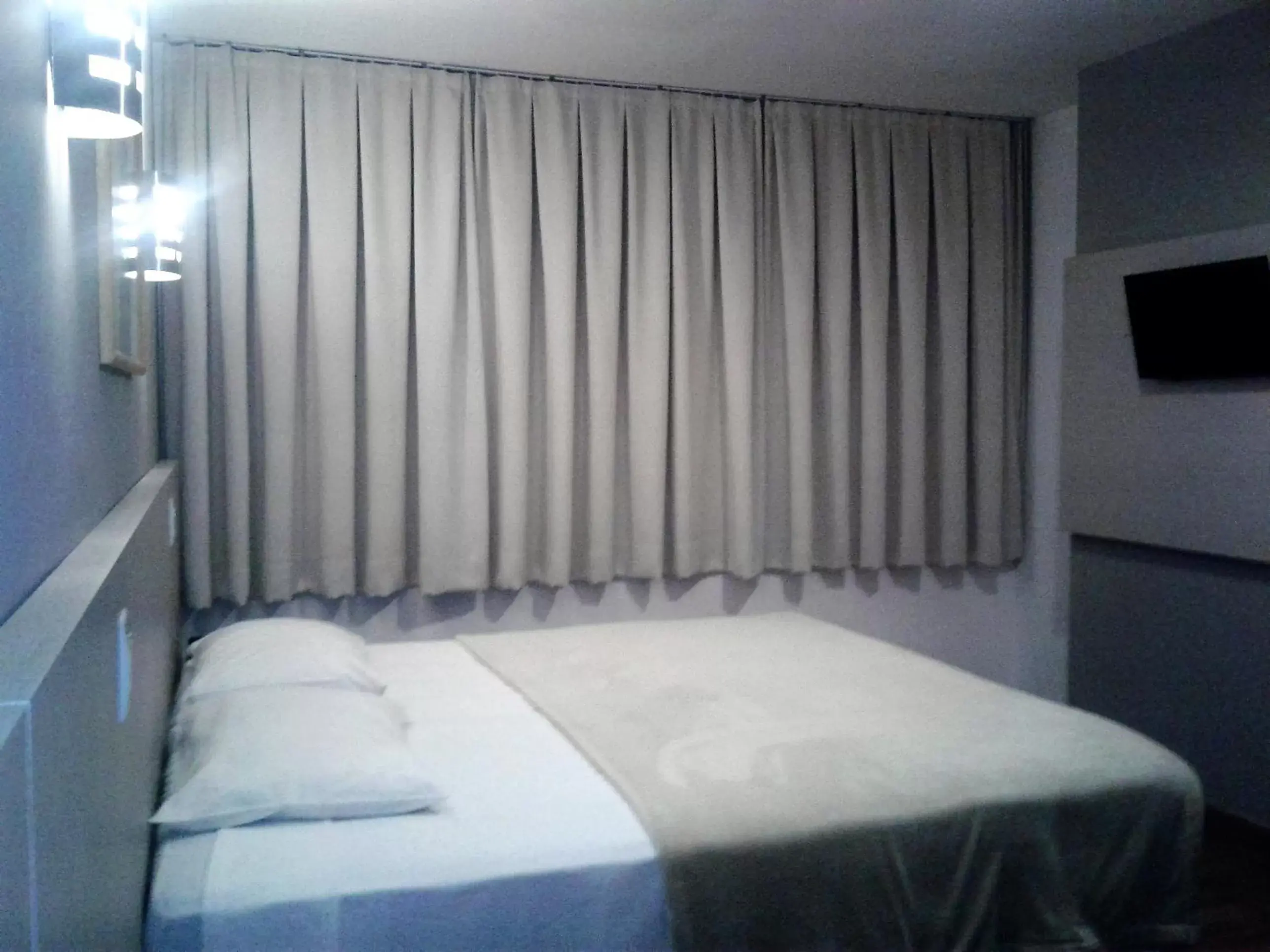 Photo of the whole room, Bed in Coral Hotel - Próximo Av Carlos Gomes, PUCRS