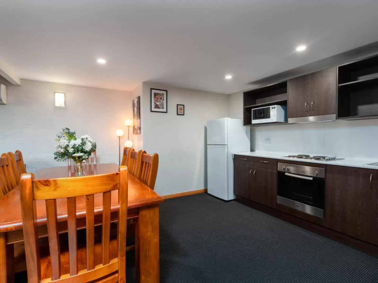 Kitchen/Kitchenette in Leisure Inn Penny Royal Hotel & Apartments