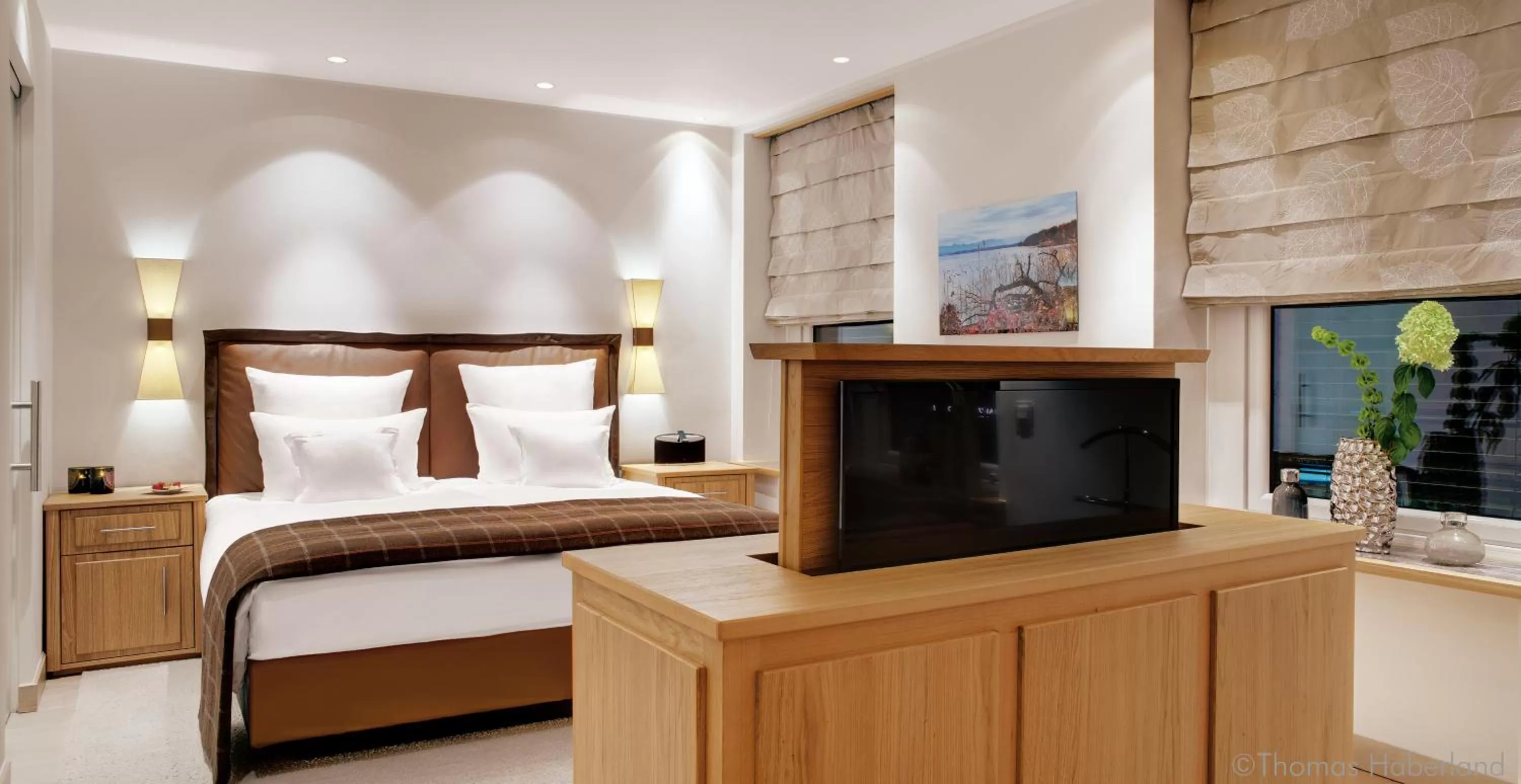 Photo of the whole room, Bed in Excelsior by Geisel