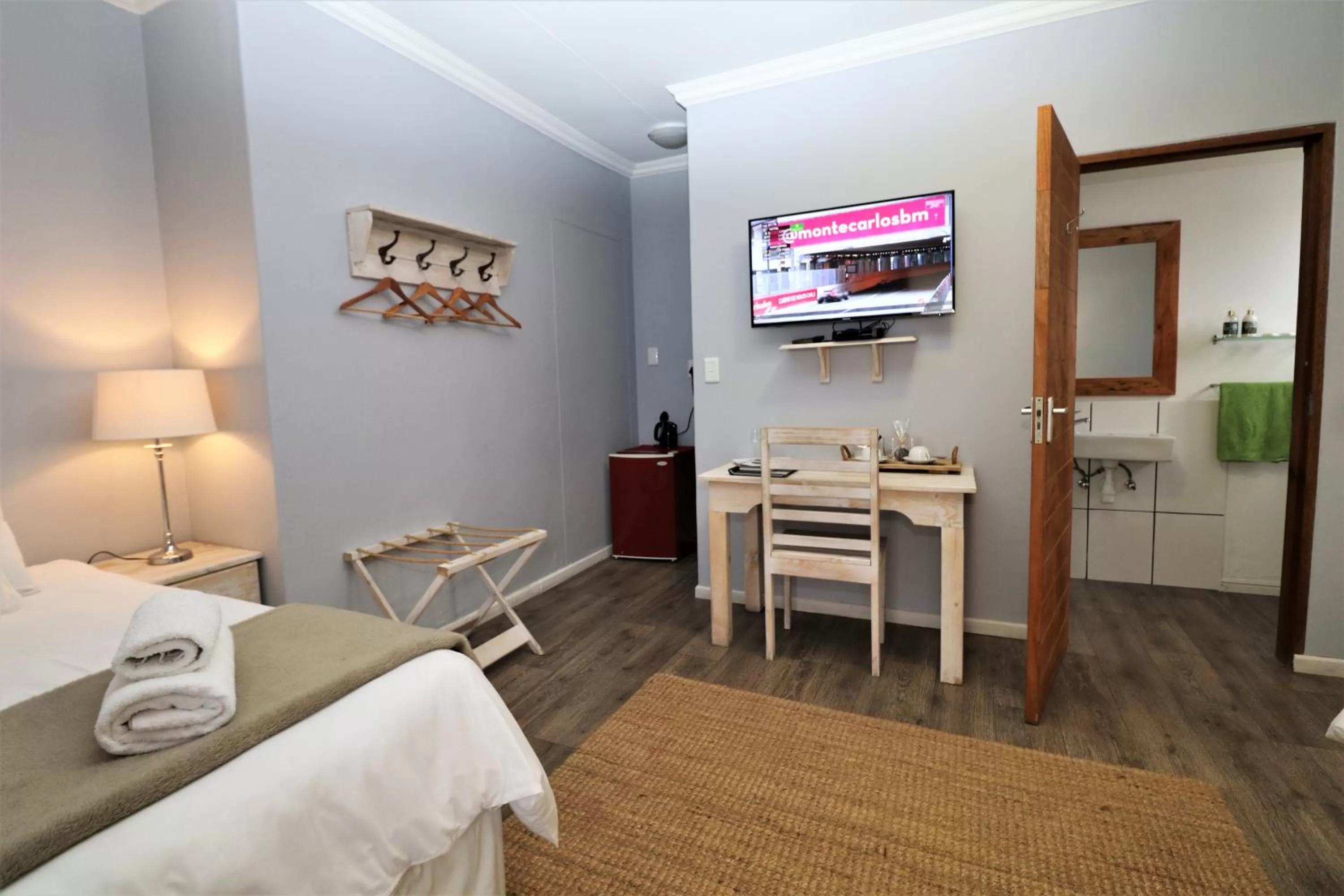 Bathroom, TV/Entertainment Center in Tiende Laan Bed & Breakfast and Self-Catering