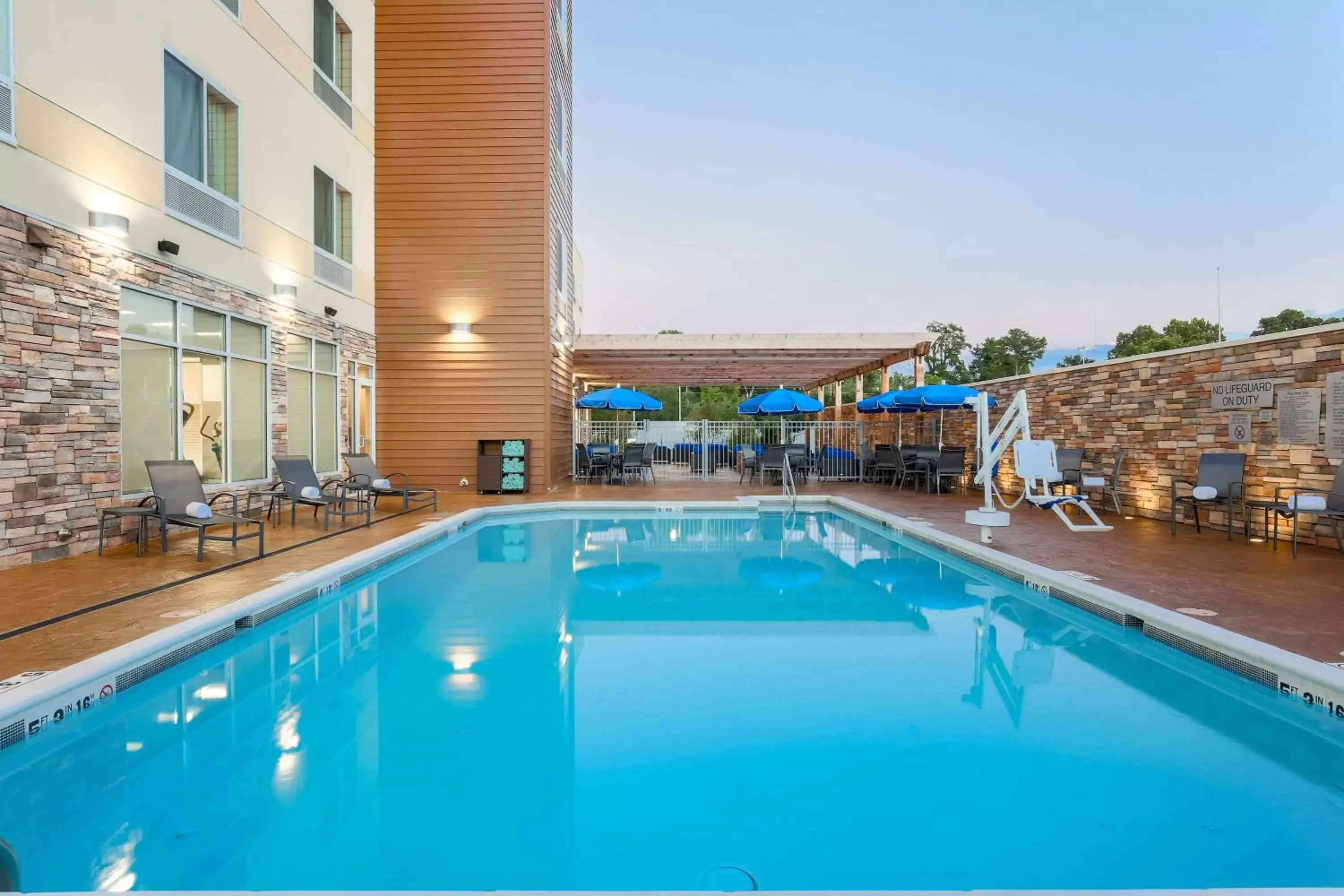 Swimming Pool in Fairfield Inn & Suites by Marriott Alexandria