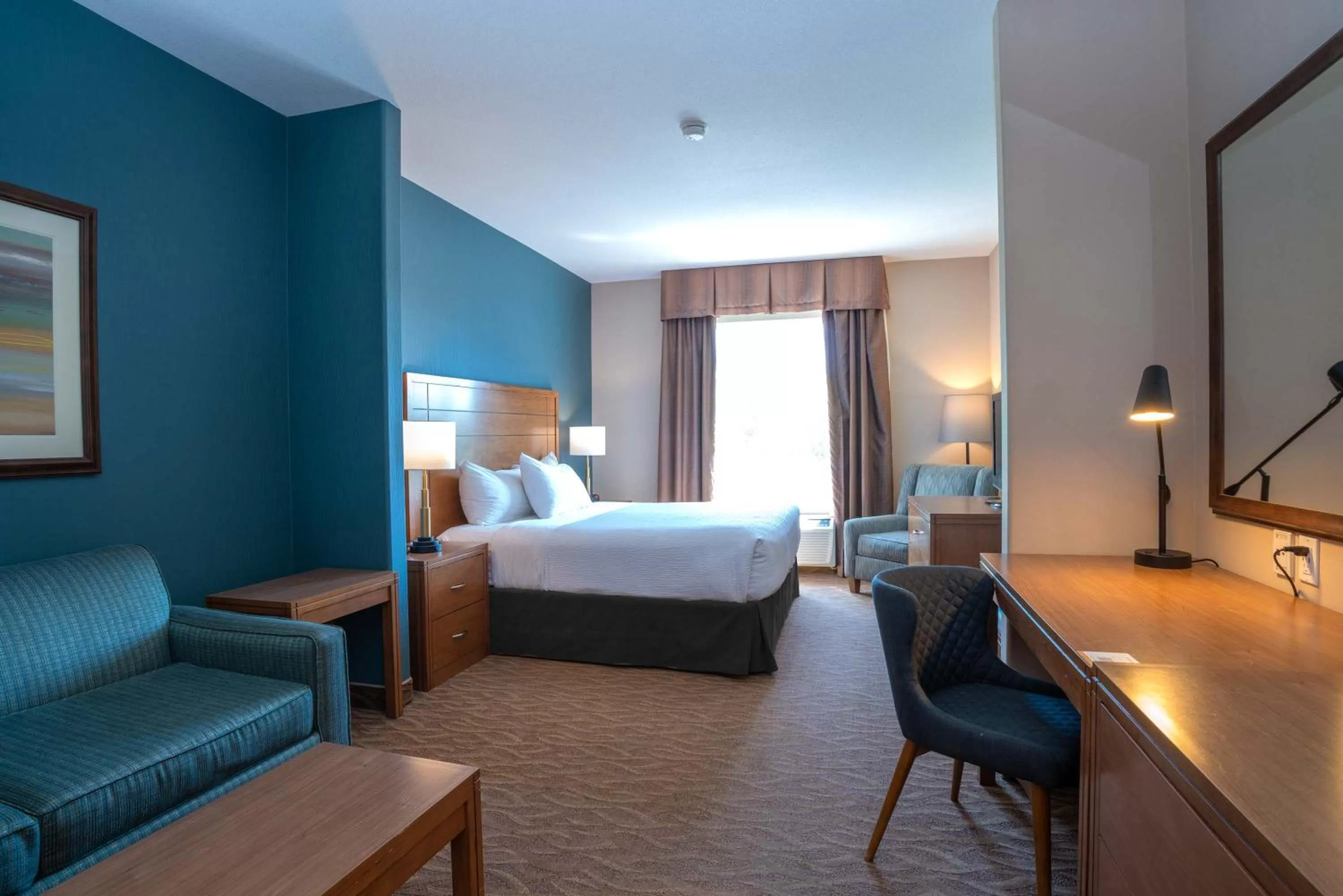 Photo of the whole room, Bed in Sandman Hotel and Suites Squamish