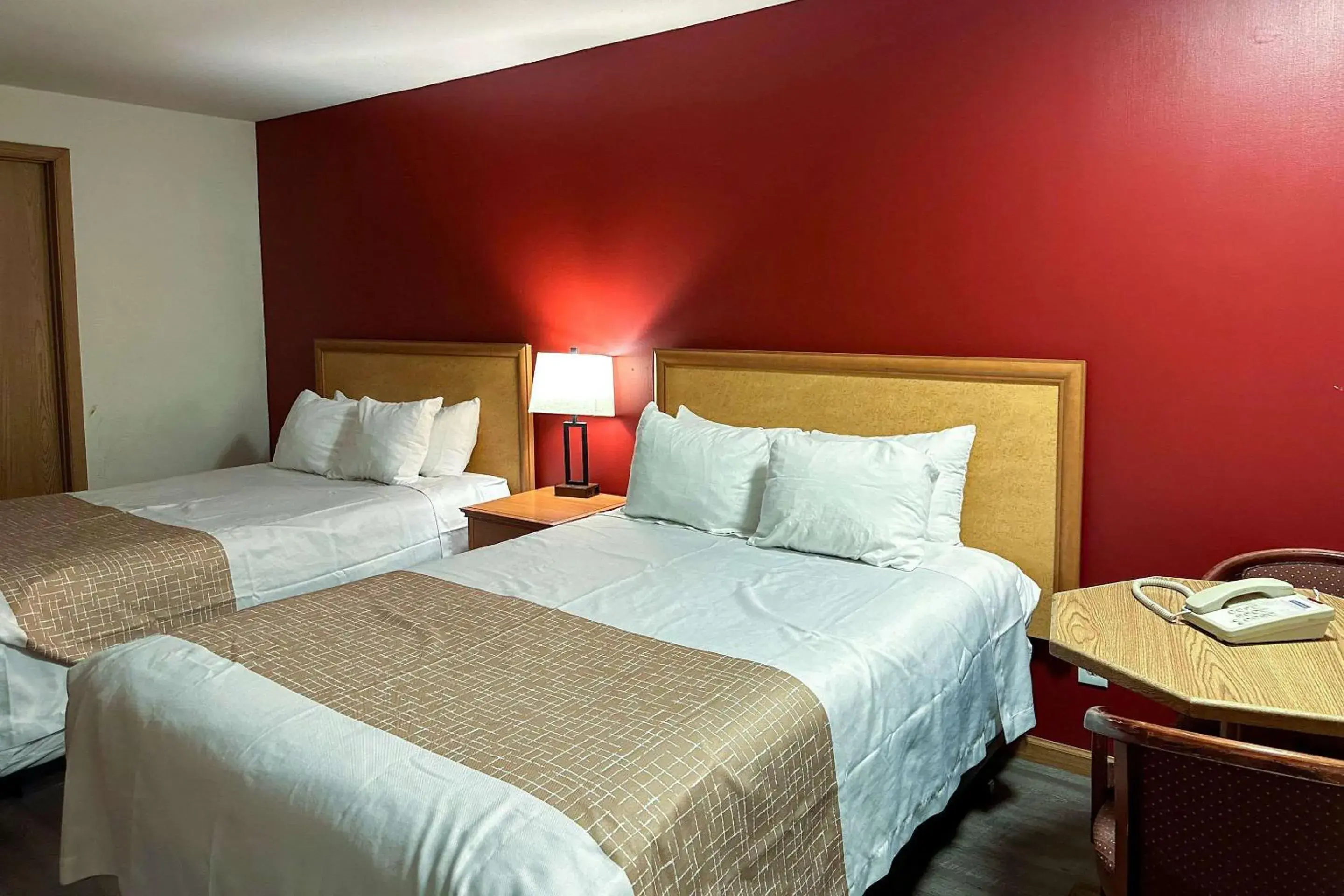 Bedroom, Bed in Econo Lodge Edmonds North Seattle