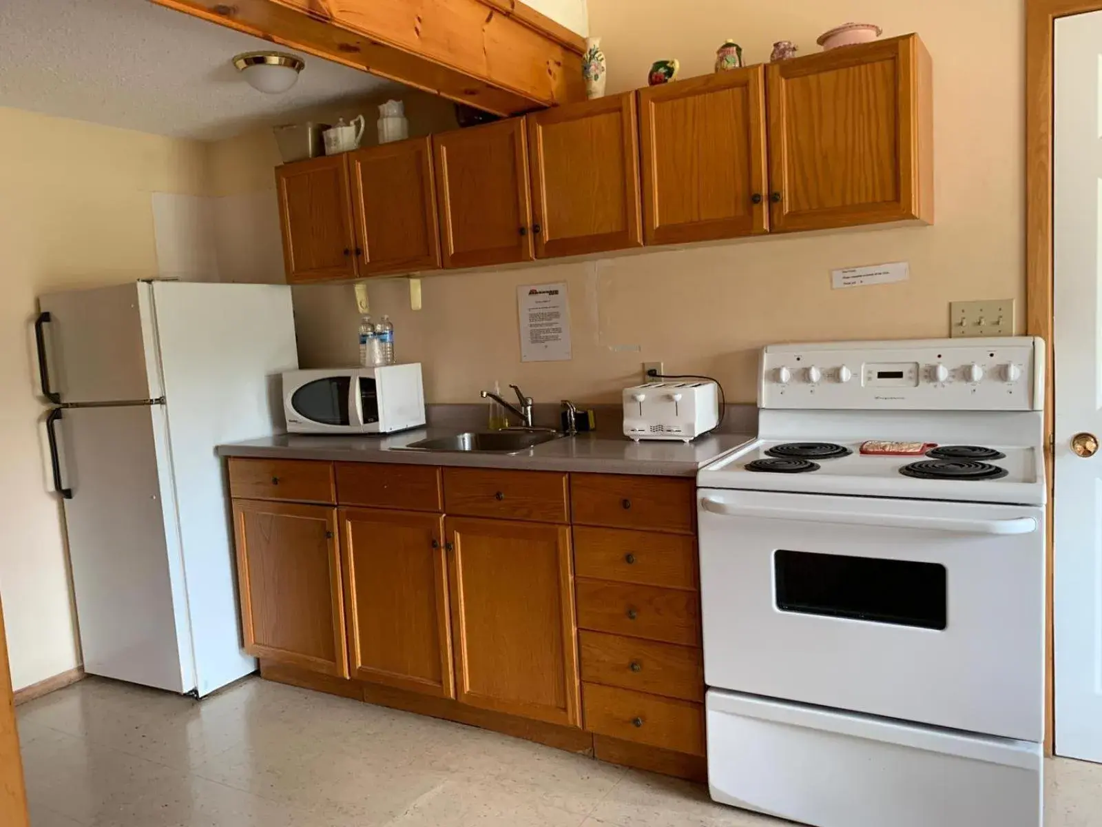 Kitchen or kitchenette, Kitchen/Kitchenette in Algonquin Lakeside Inn