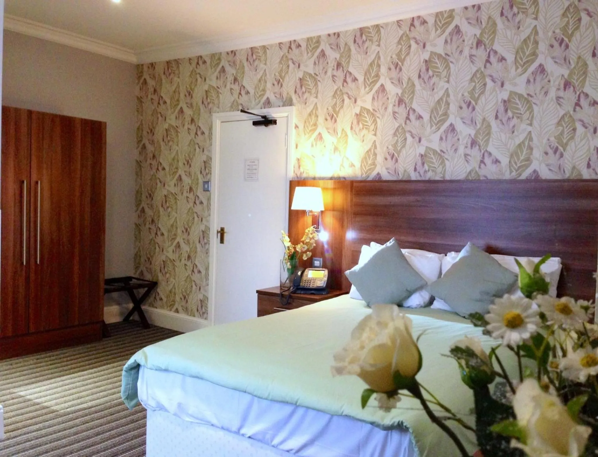 Bedroom, Bed in Ely House Hotel