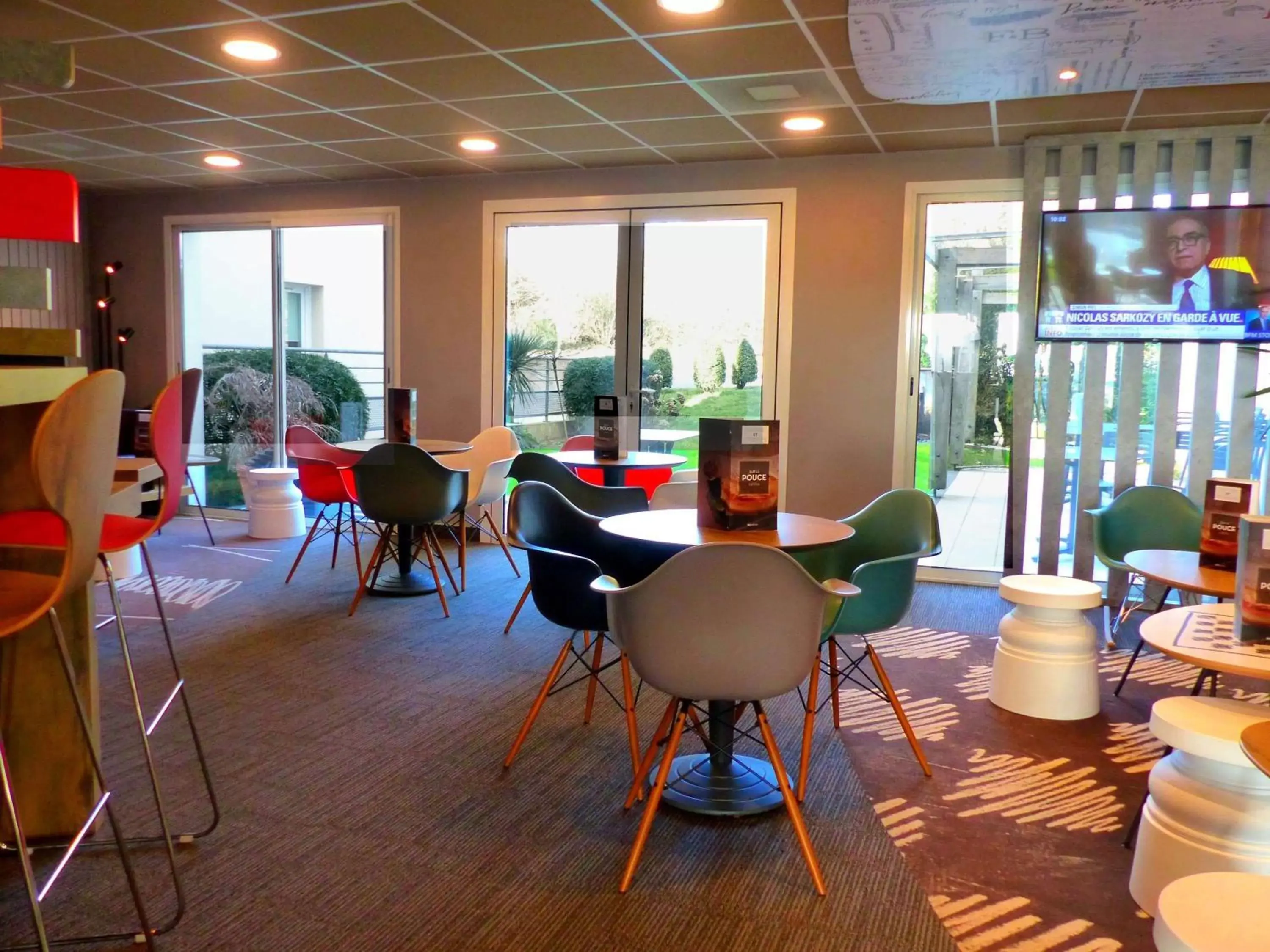 Lounge or bar in Hôtel ibis Pontivy