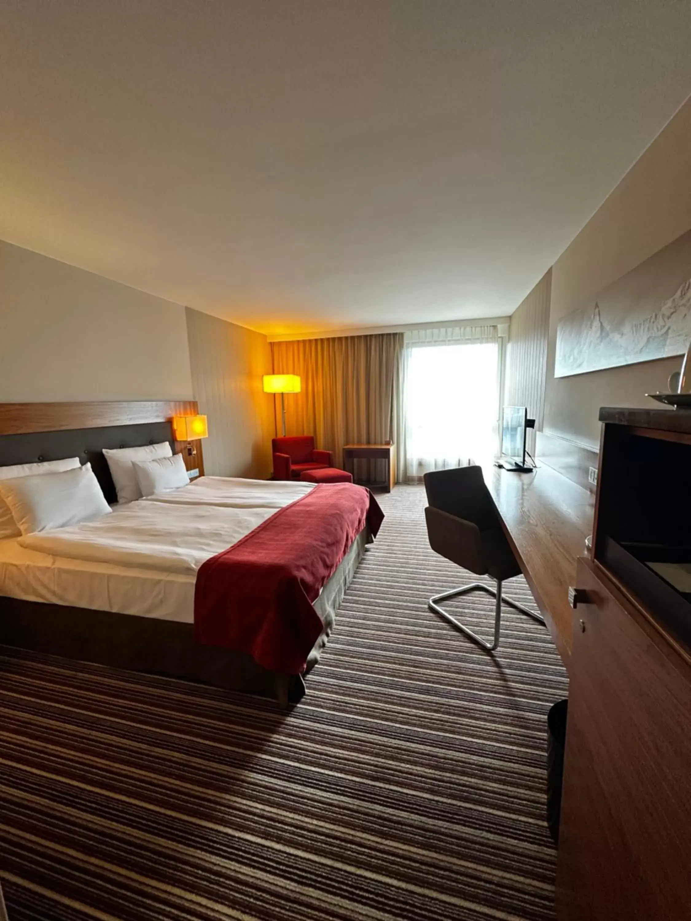 Photo of the whole room, Bed in Mövenpick Hotel Zurich Airport