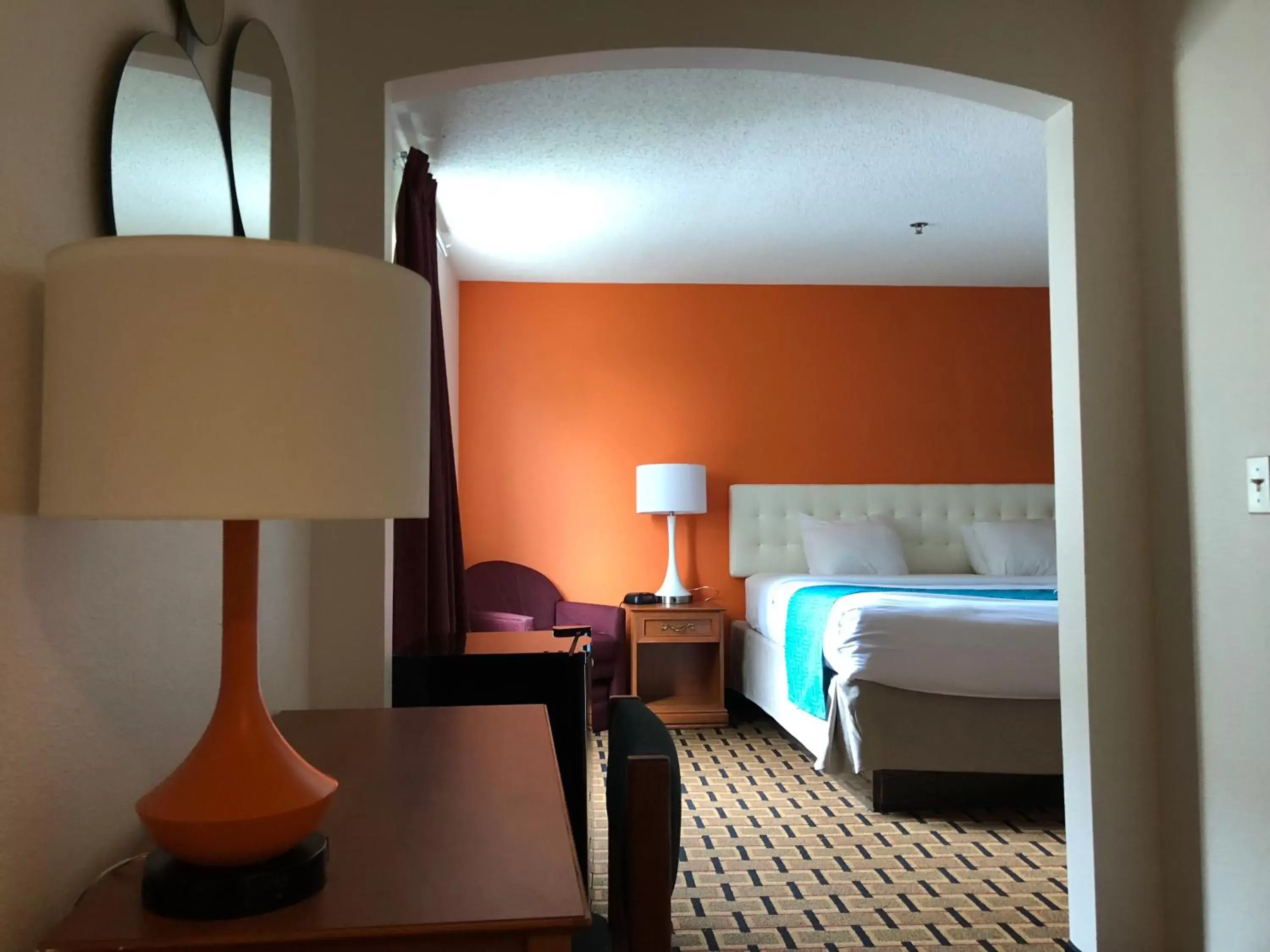 Bed in Howard Johnson by Wyndham Airport