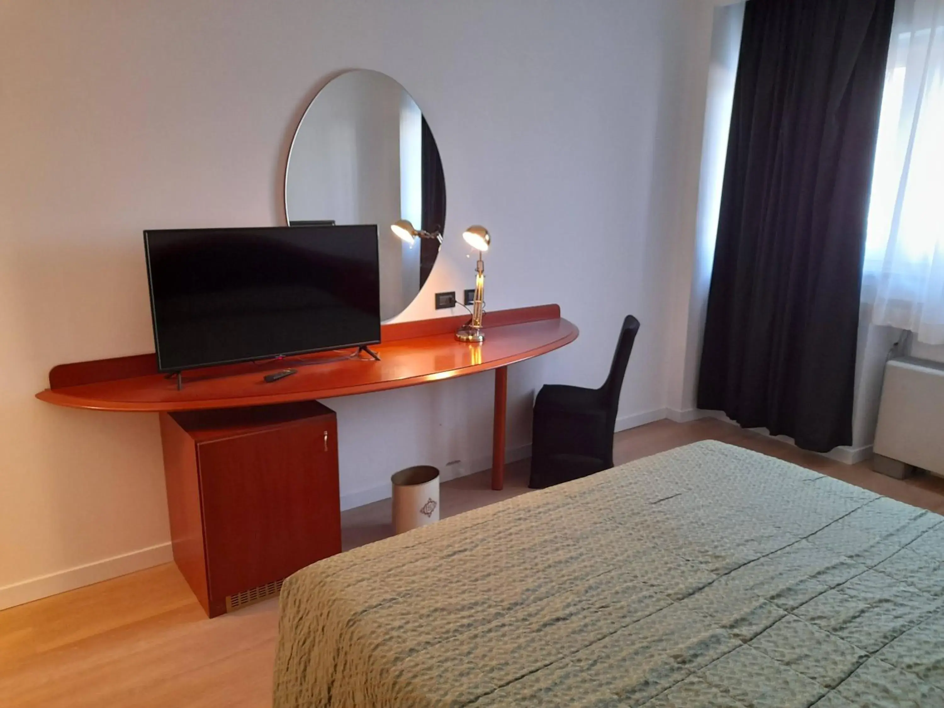 TV and multimedia, TV/Entertainment Center in Hotel Donizetti