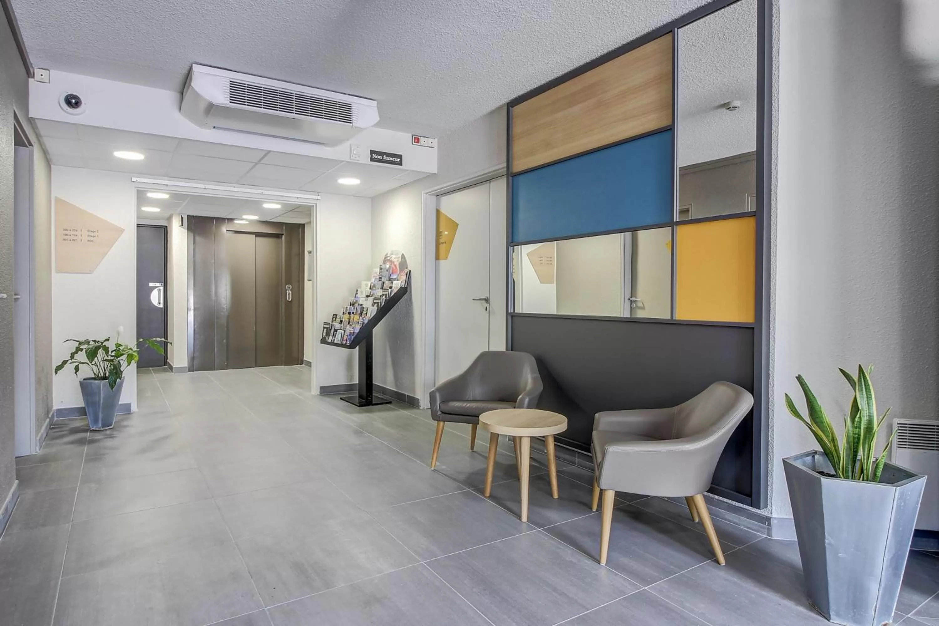 Lobby or reception in B&B HOTEL BEAUNE Nord