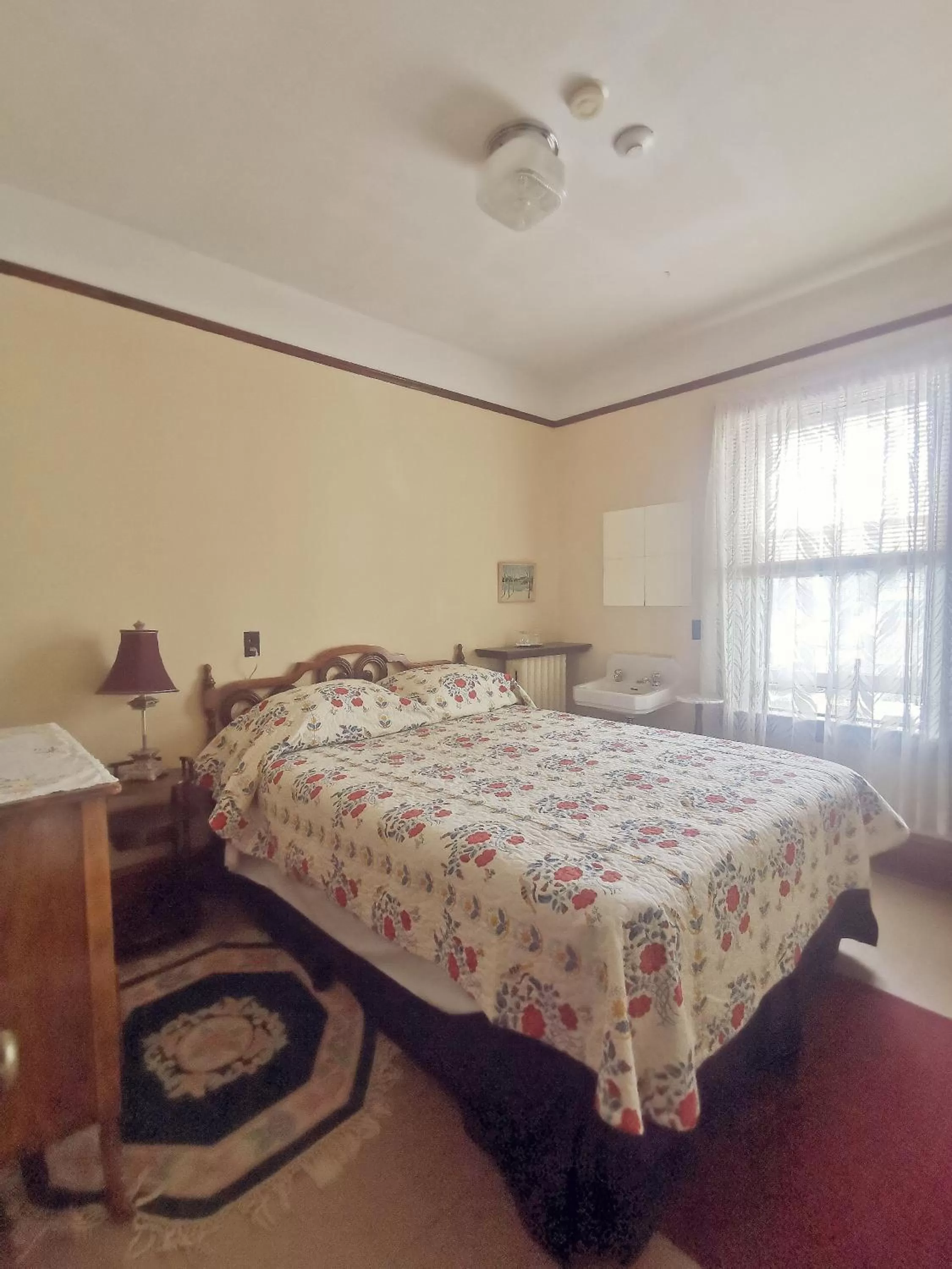 Bedroom, Bed in Royal Hotel