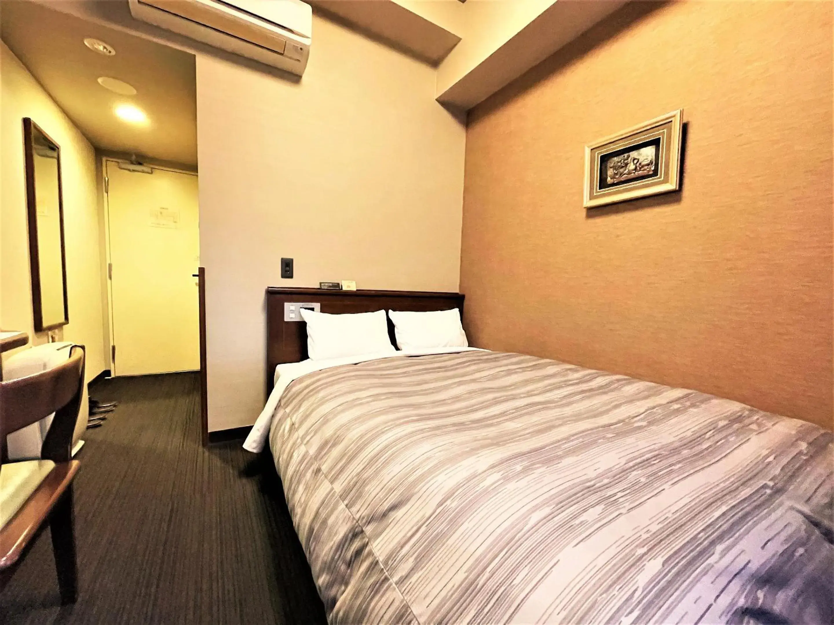 Photo of the whole room, Bed in Hotel Route-Inn Hakata Ekimae -Hakataguchi-