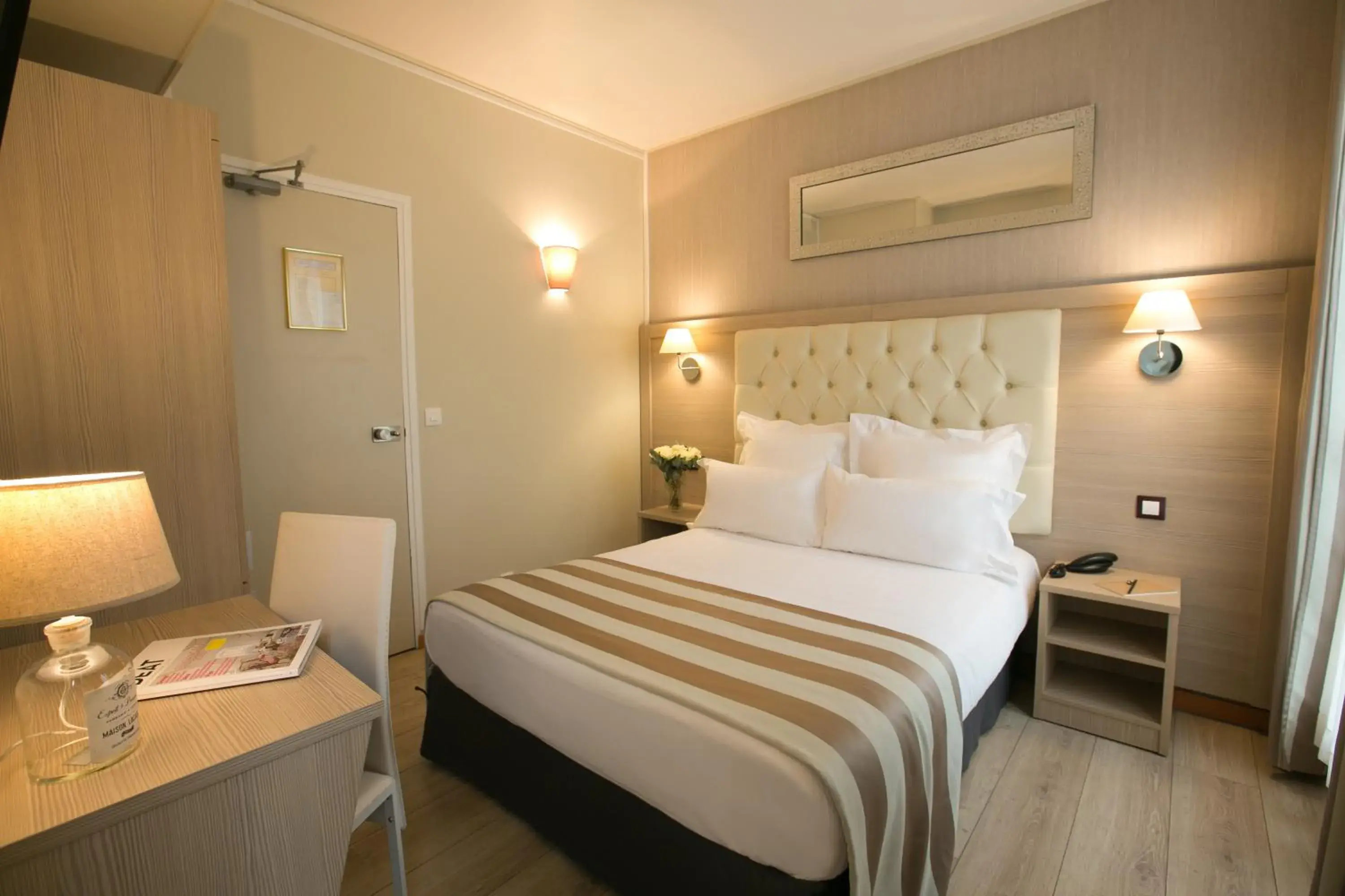 Bedroom, Bed in Hotel Alexandrine Opera