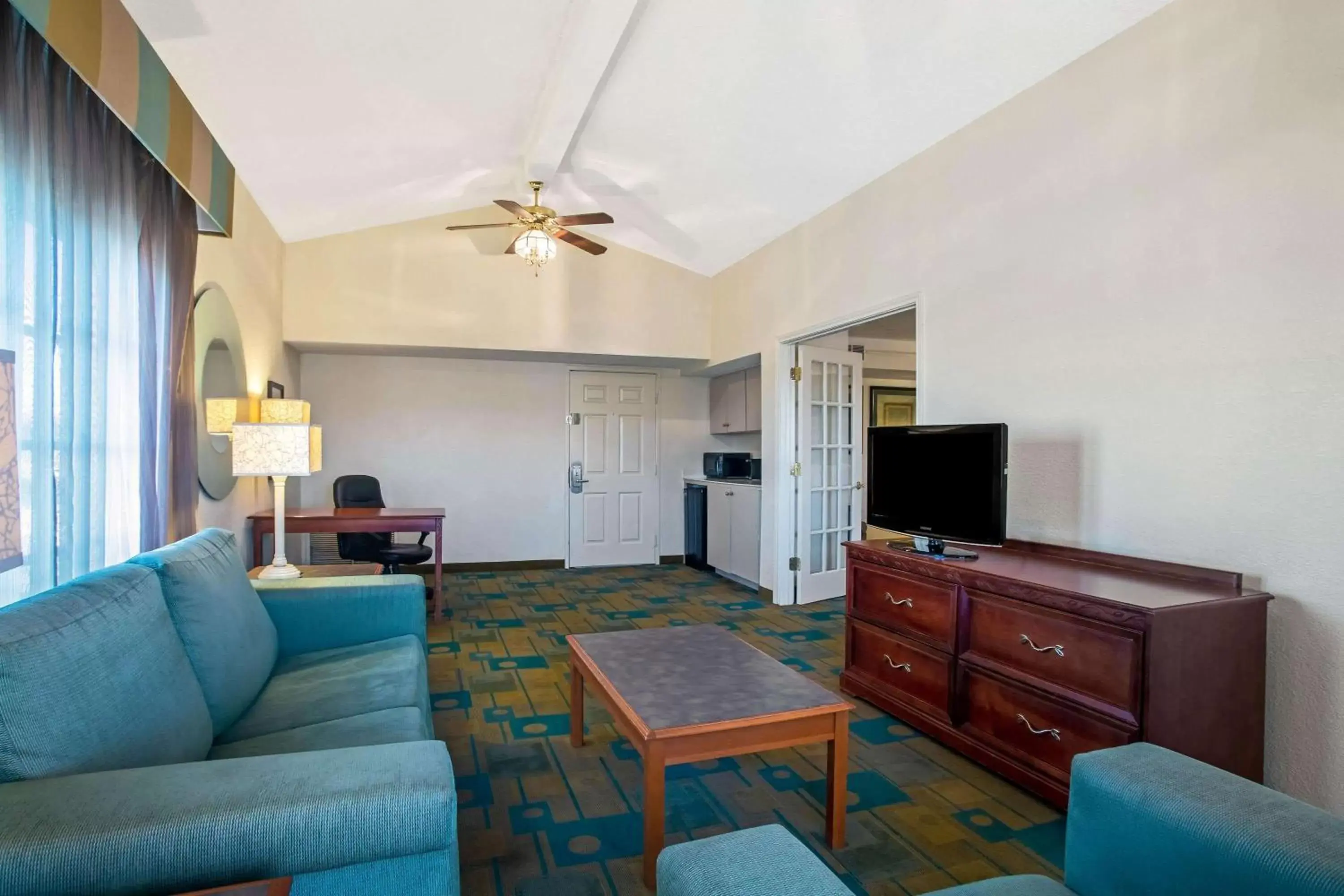 Photo of the whole room, Seating Area in La Quinta Inn by Wyndham Killeen - Fort Hood