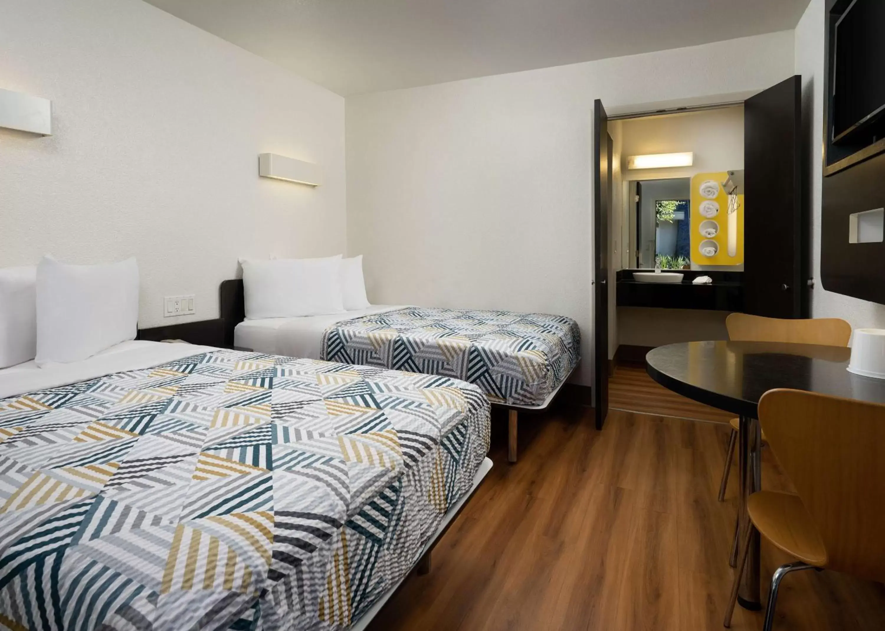 Bedroom, Bed in Motel 6-Goleta, CA - Santa Barbara Bedroom, Bed in Motel 6-Goleta, CA - Santa Barbara