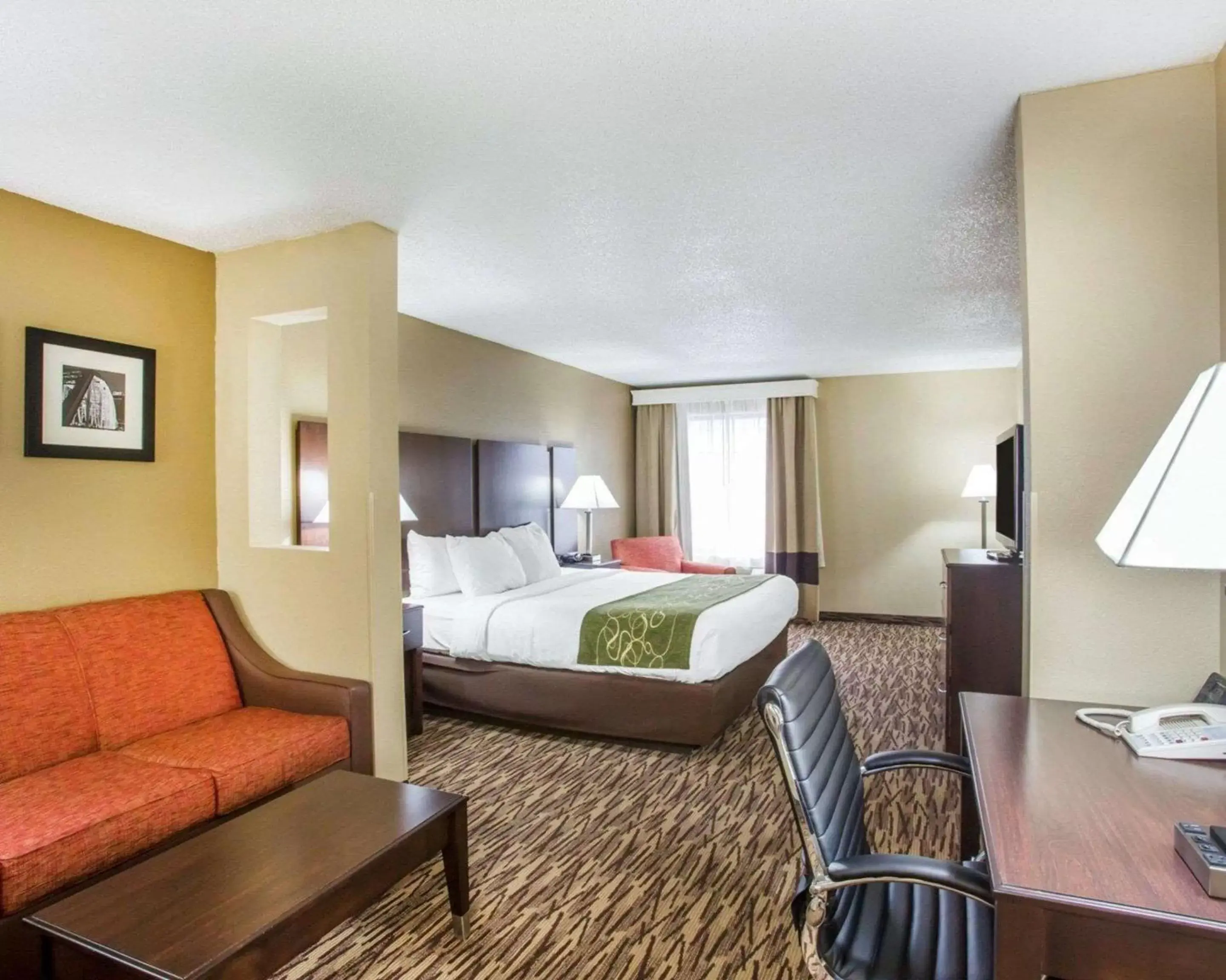 Photo of the whole room, Bed in Comfort Suites Lebanon