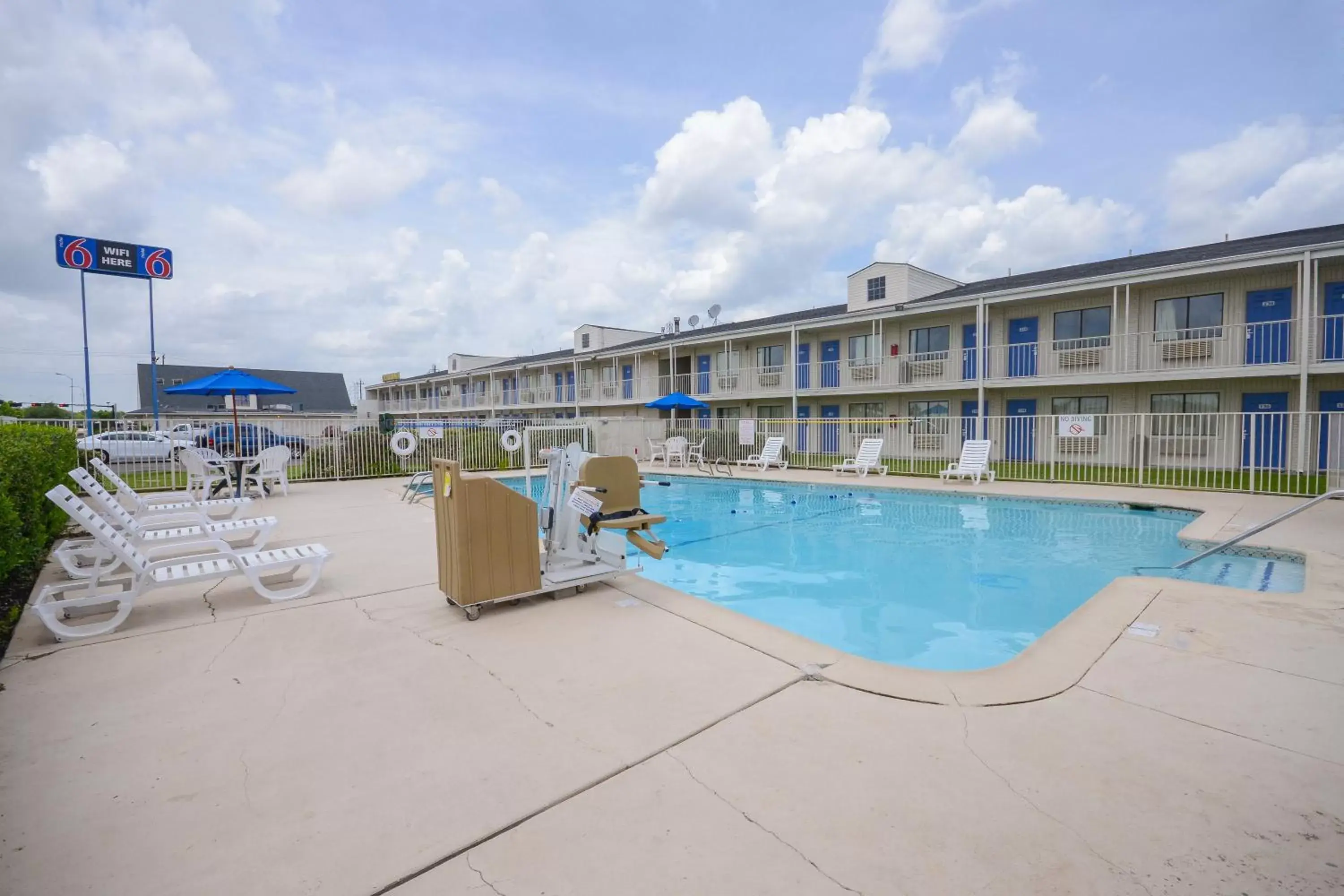 Swimming Pool in Motel 6-Webster, TX - Houston - Nasa Lake
