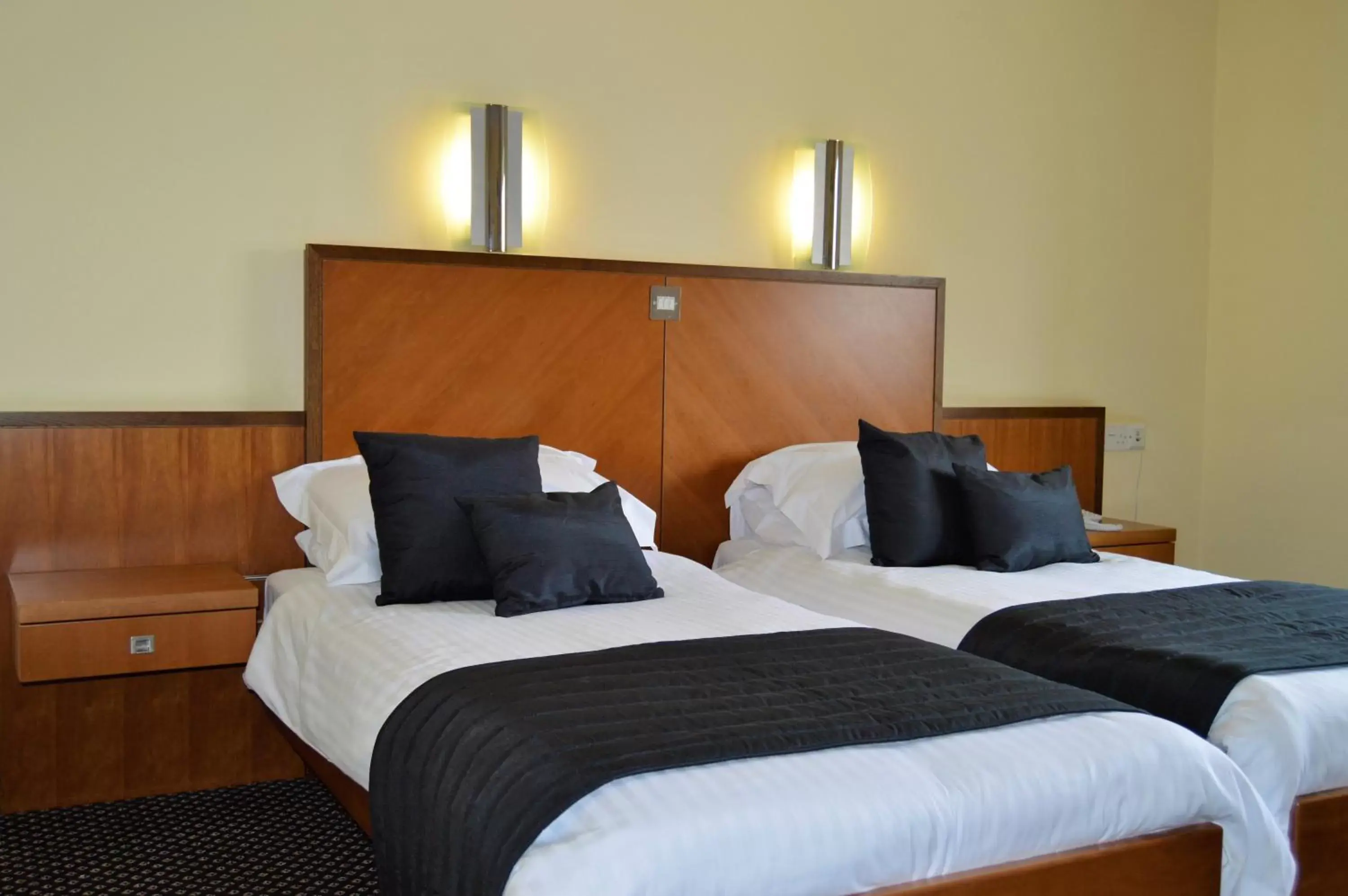 Standard Twin Room in Padbrook Park Hotel