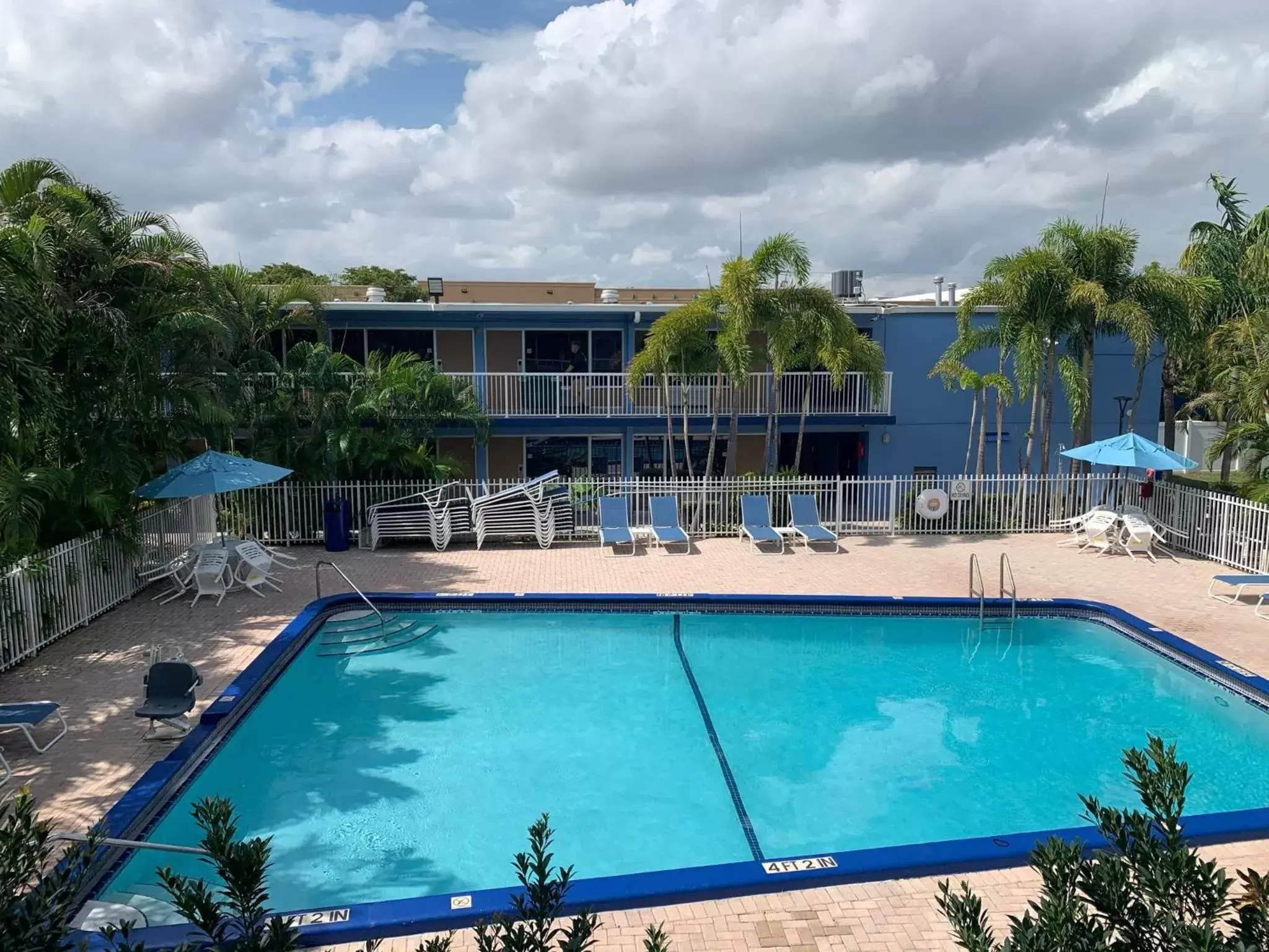 Swimming pool, Pool View in Rodeway Inn & Suites Fort Lauderdale Airport & Cruise Port