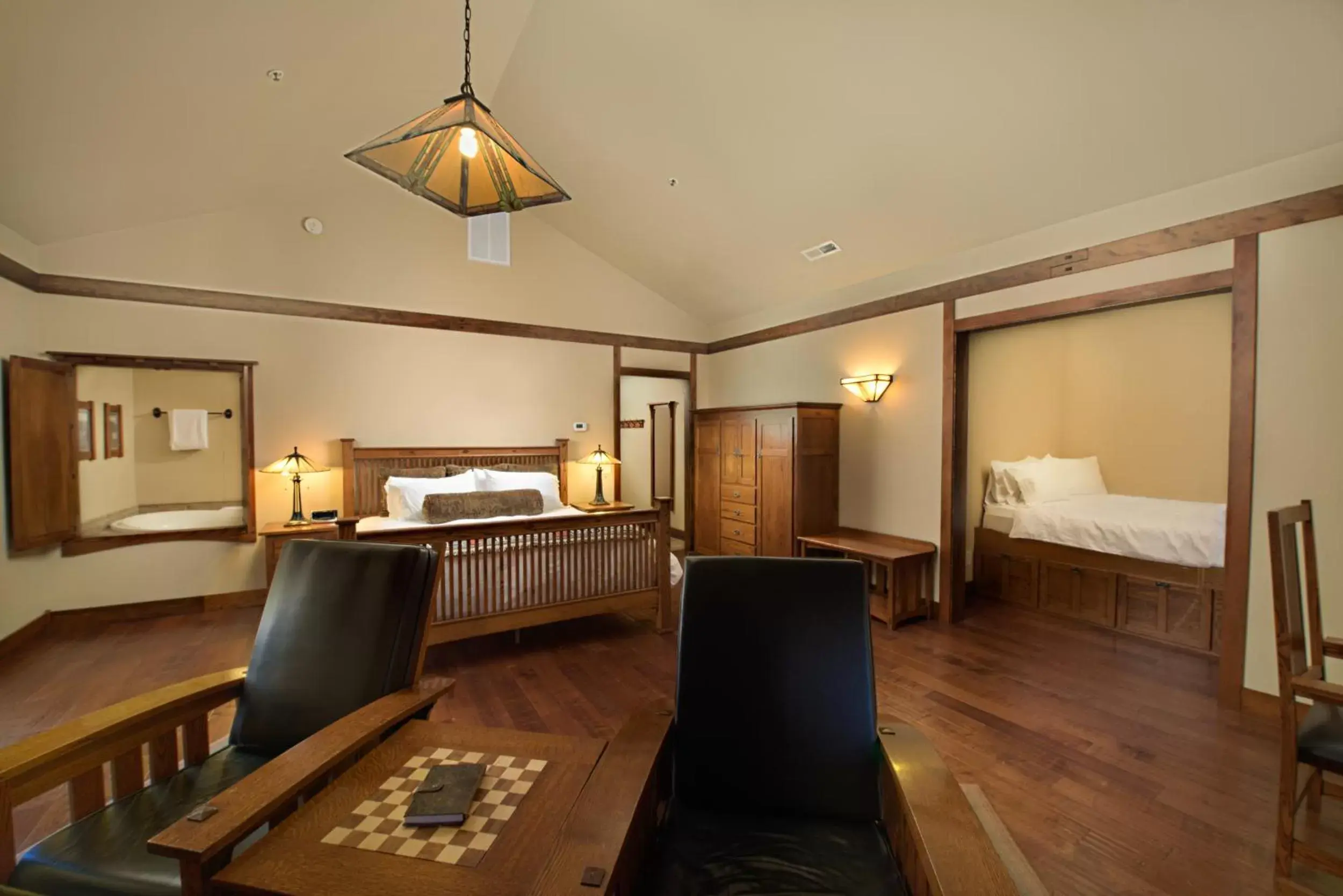 Photo of the whole room, Bed in FivePine Lodge