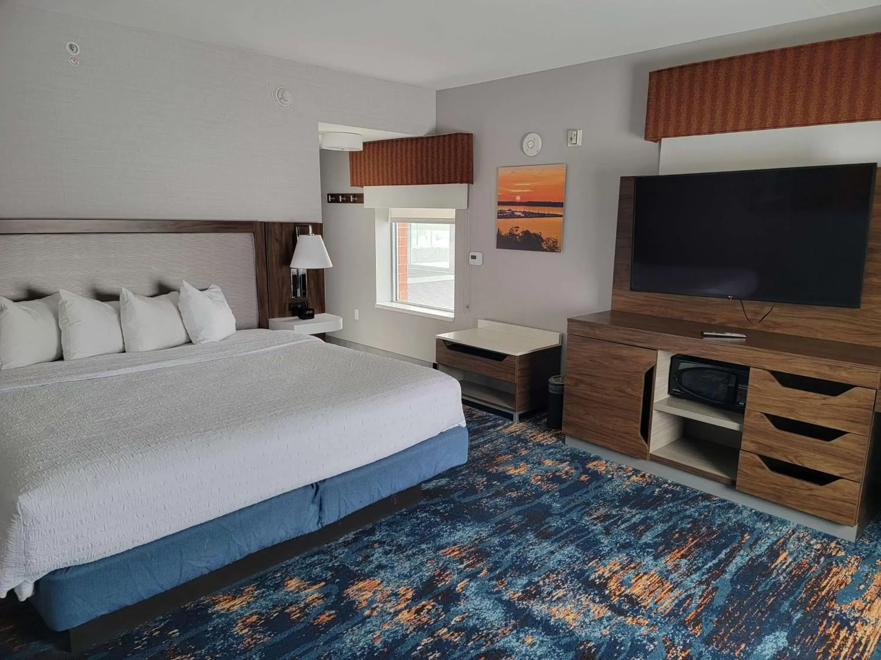 Bed in Hampton Inn & Suites Erie Bayfront