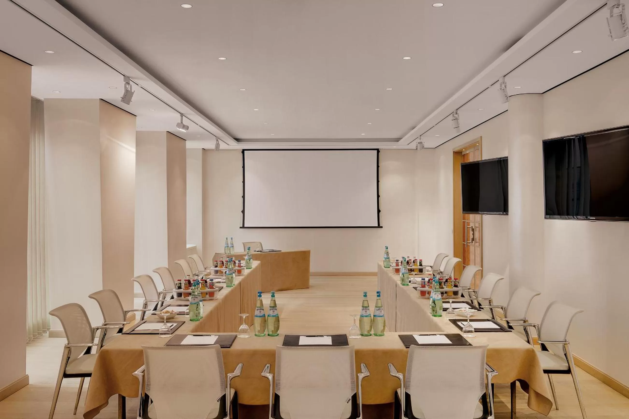 Meeting/conference room in Excelsior by Geisel