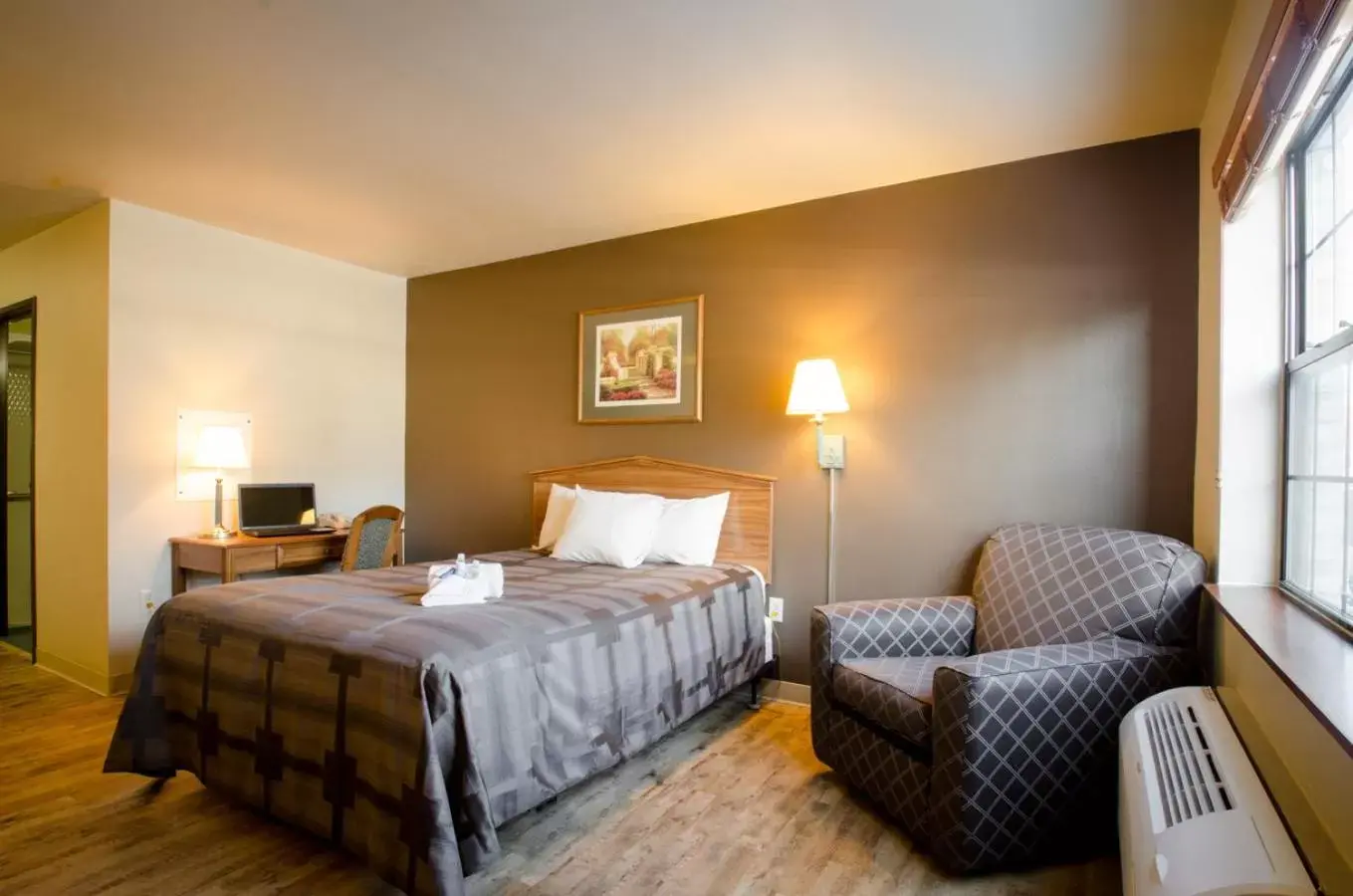 Queen Room - single occupancy - Disability Access in Extended Stay Airport