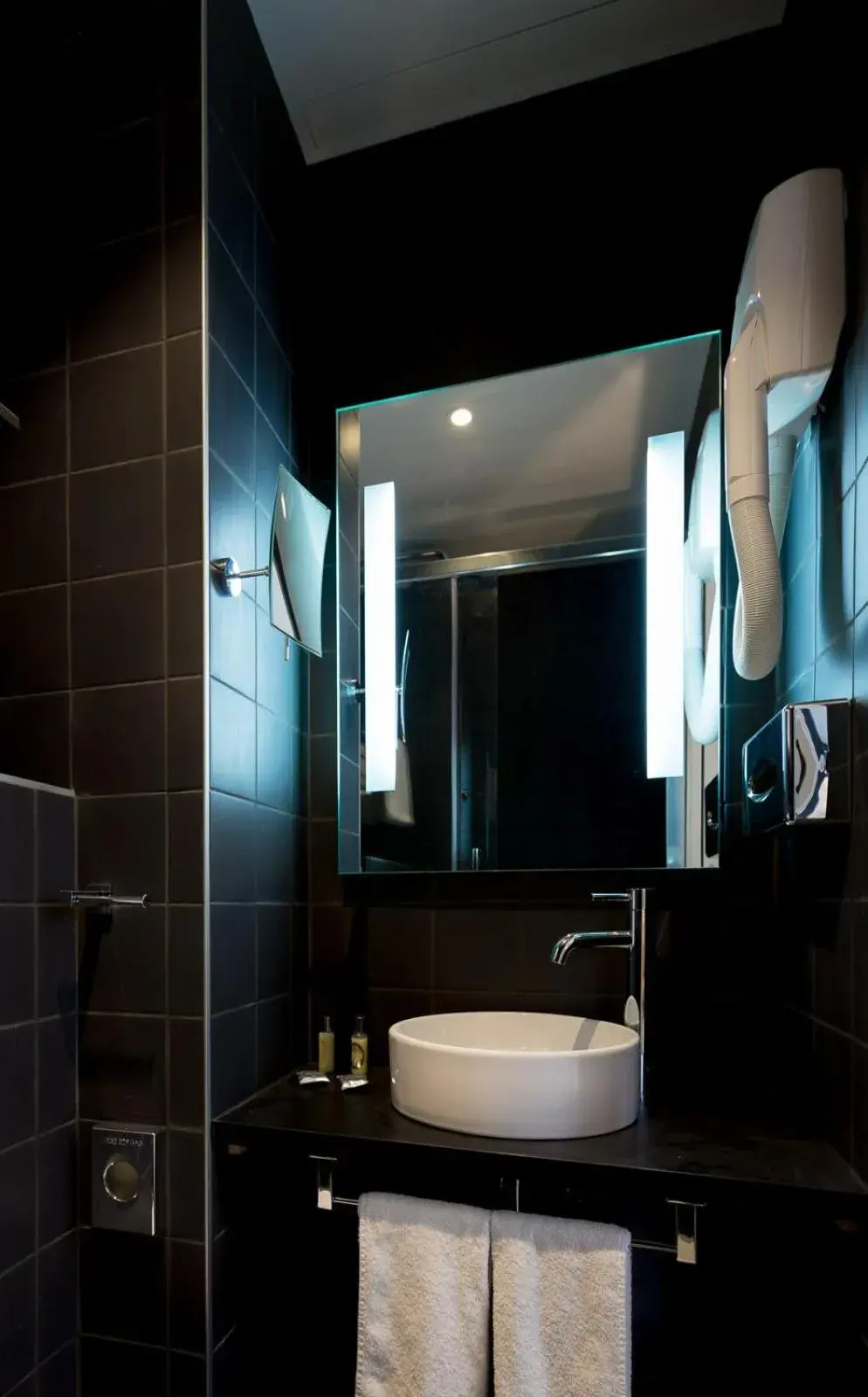 Bathroom in Hotel Mirabeau Eiffel