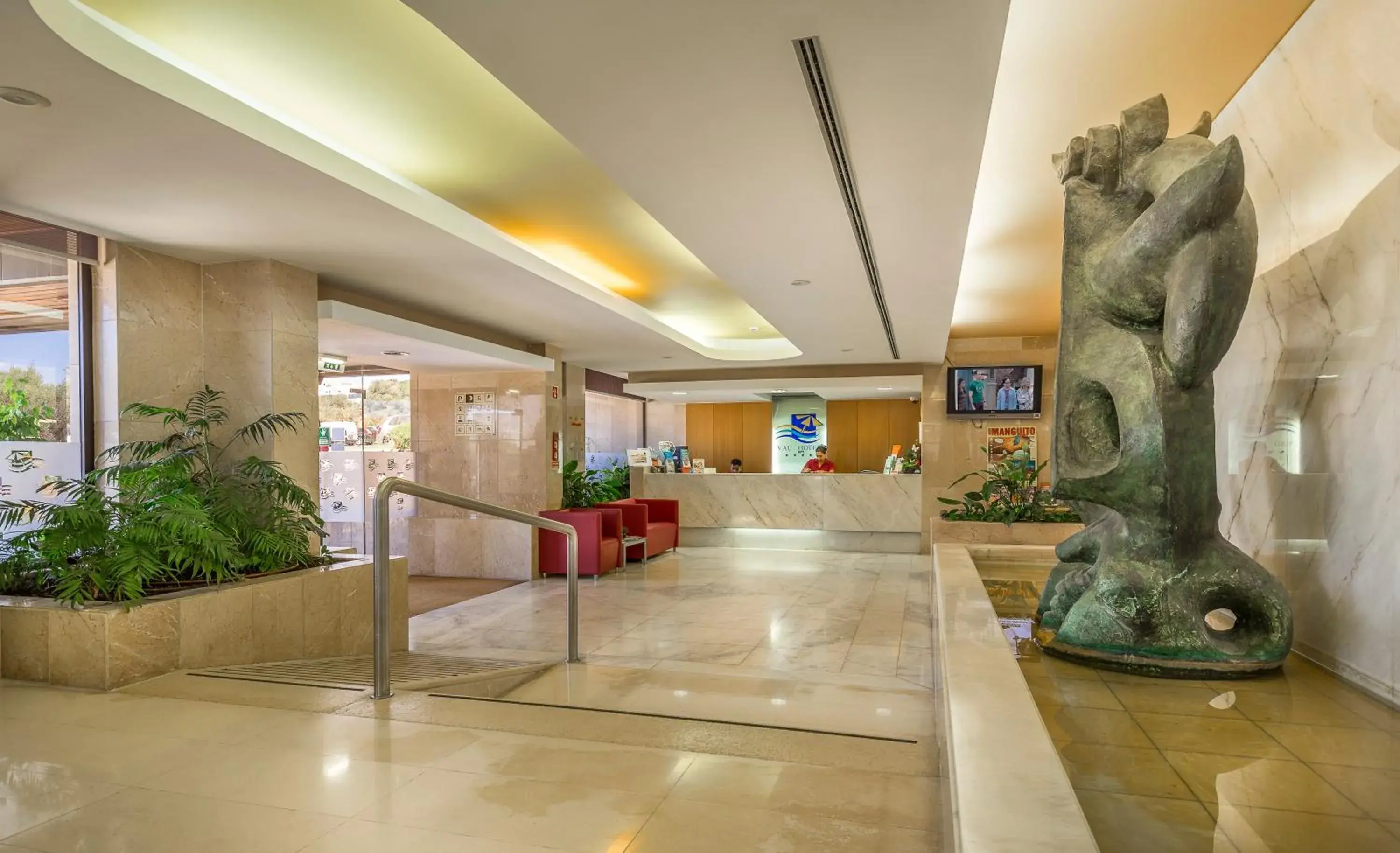 Staff, Lobby/Reception in Interpass Vau Hotel Apartamentos