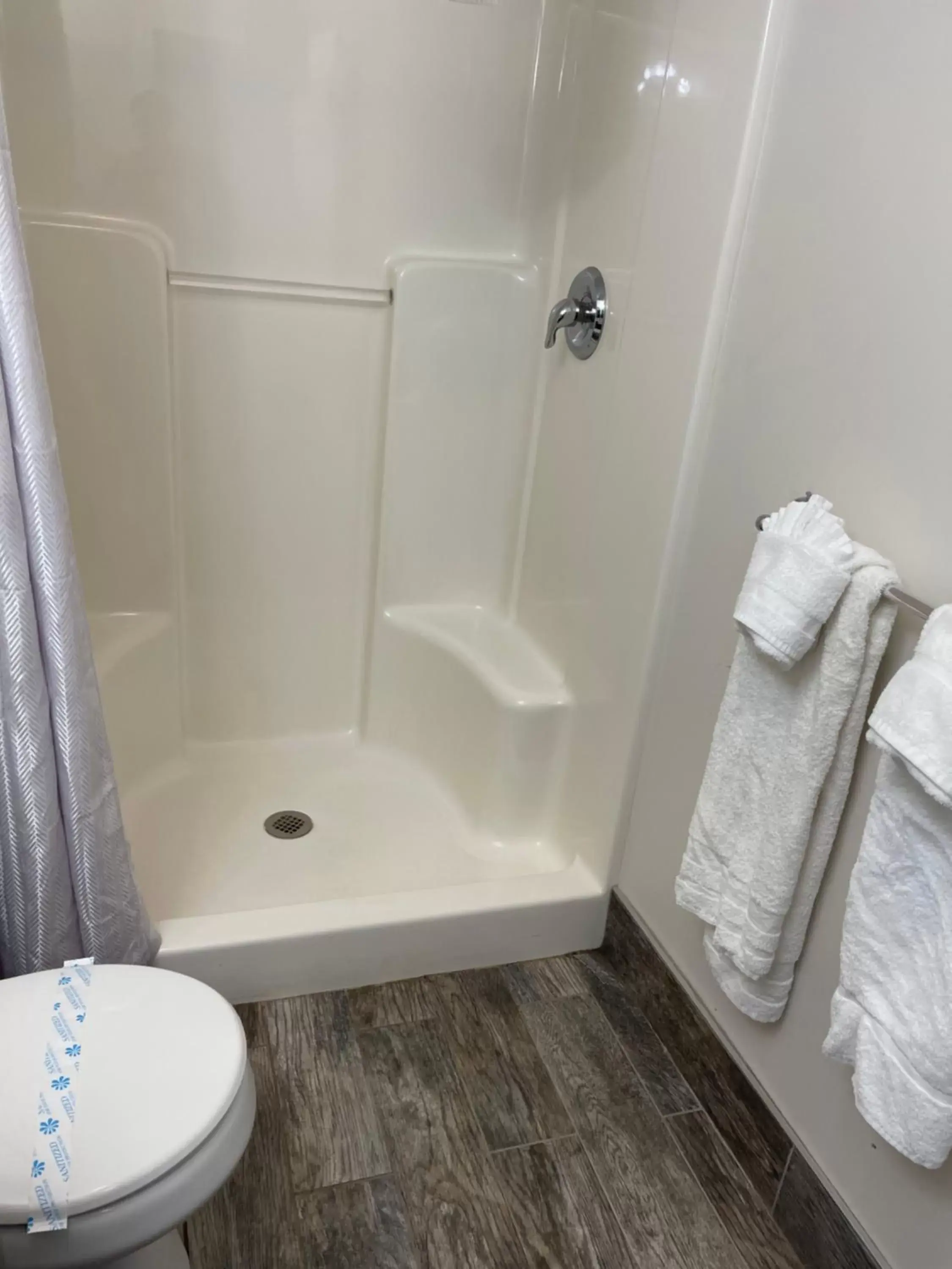 towels, Bathroom in Colonial Motel