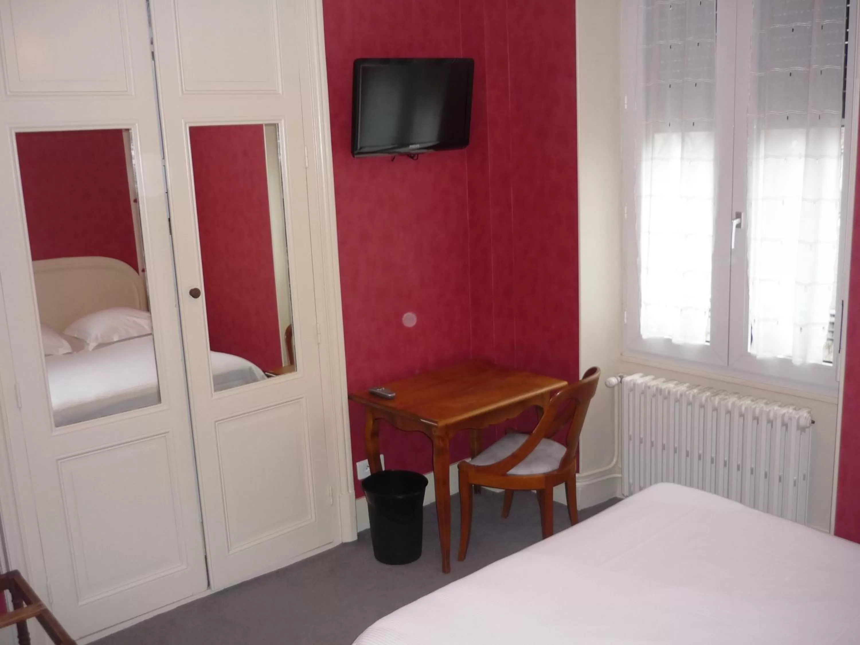 TV and multimedia, Bed in The Originals Boutique, Hôtel Terminus, Bourg-en-Bresse Gare