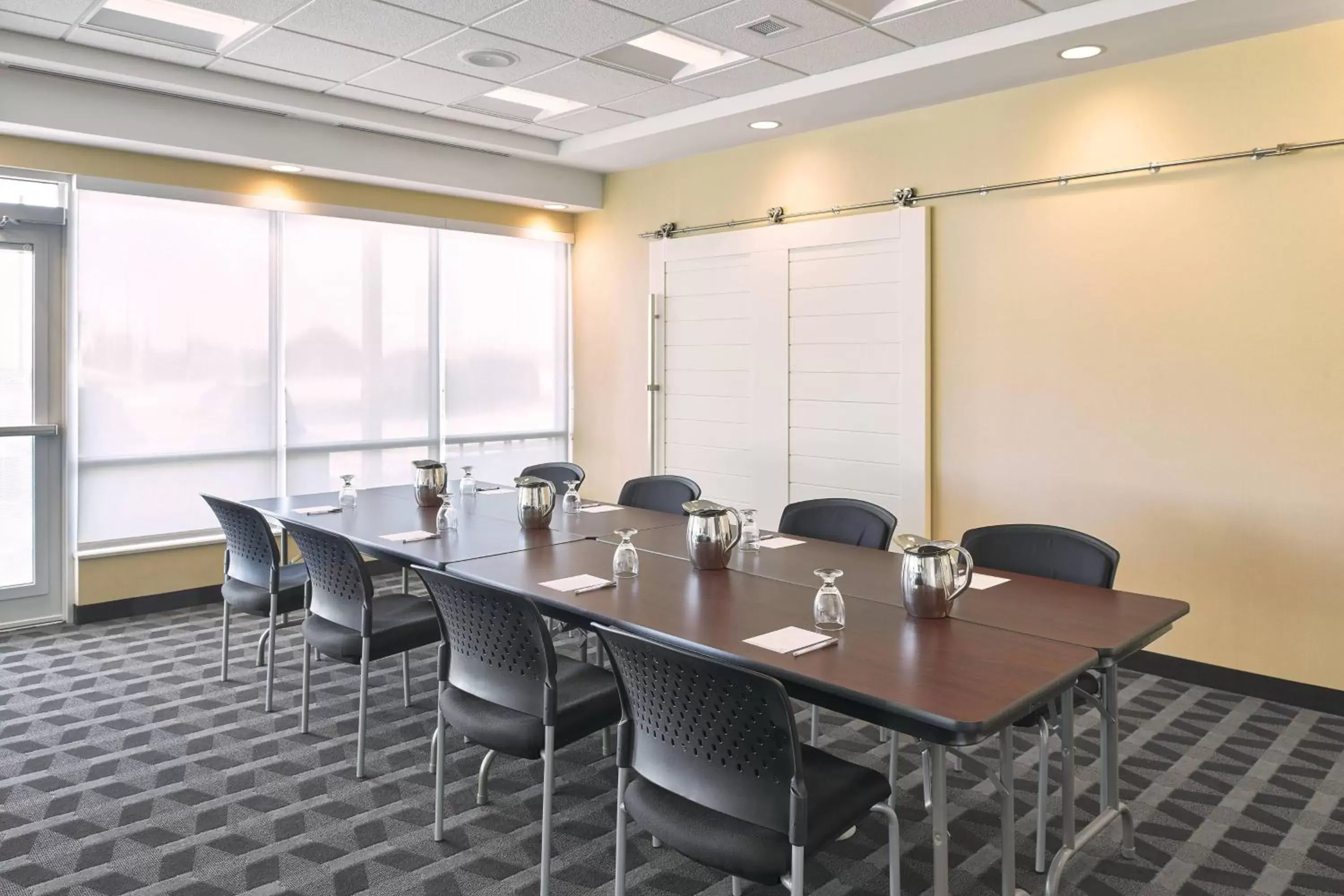 Meeting/conference room in TownePlace Suites by Marriott Medicine Hat