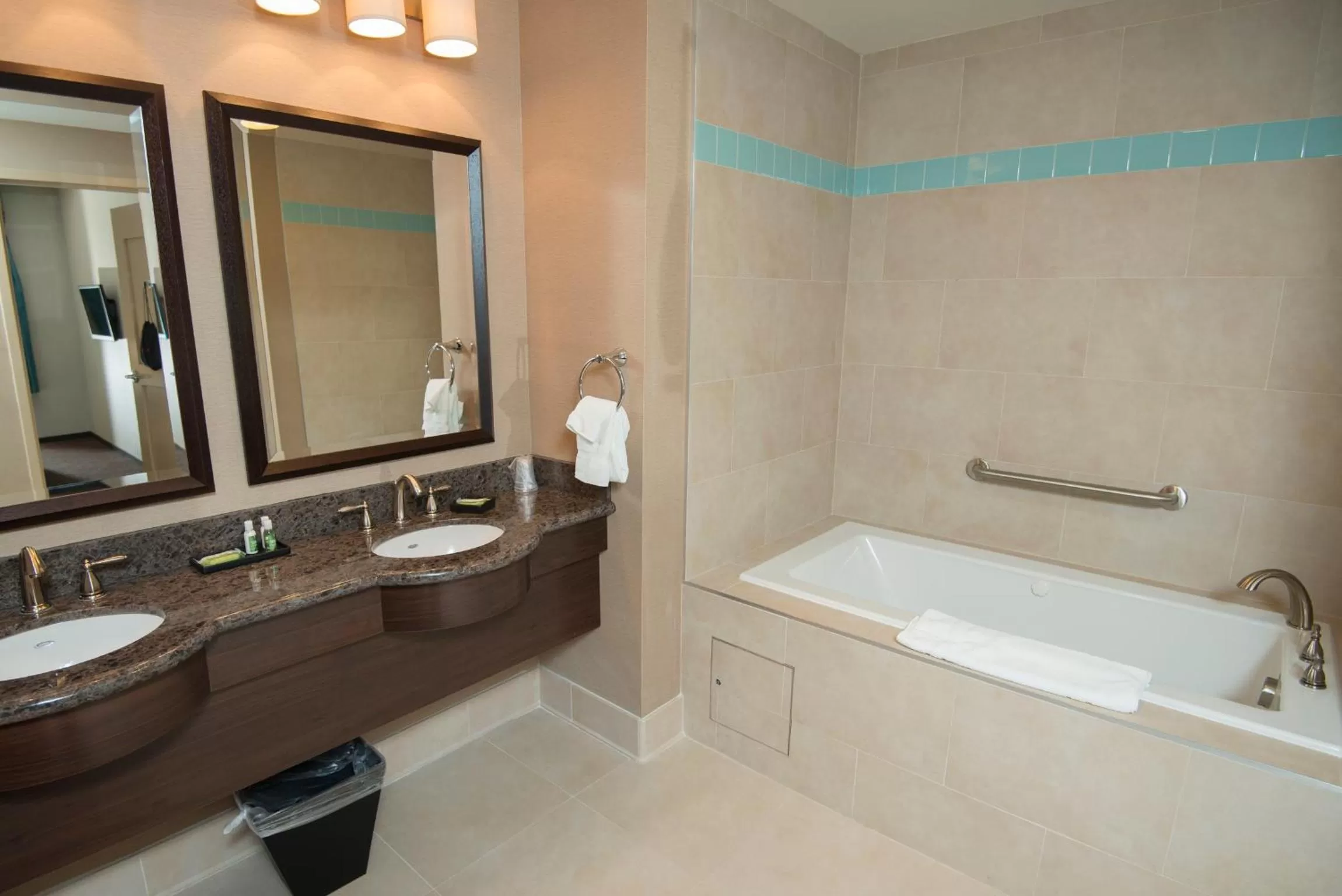 Junior Suite in Win-River Resort and Casino