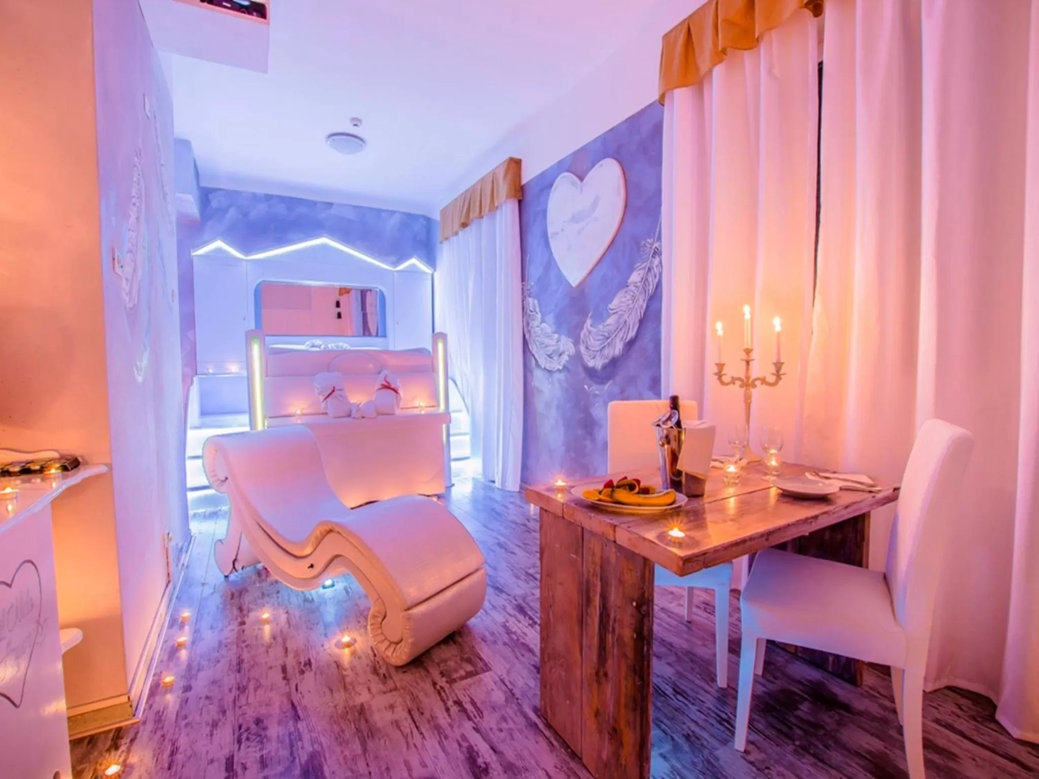 Hot Tub, Bed in Hotel Butterfly