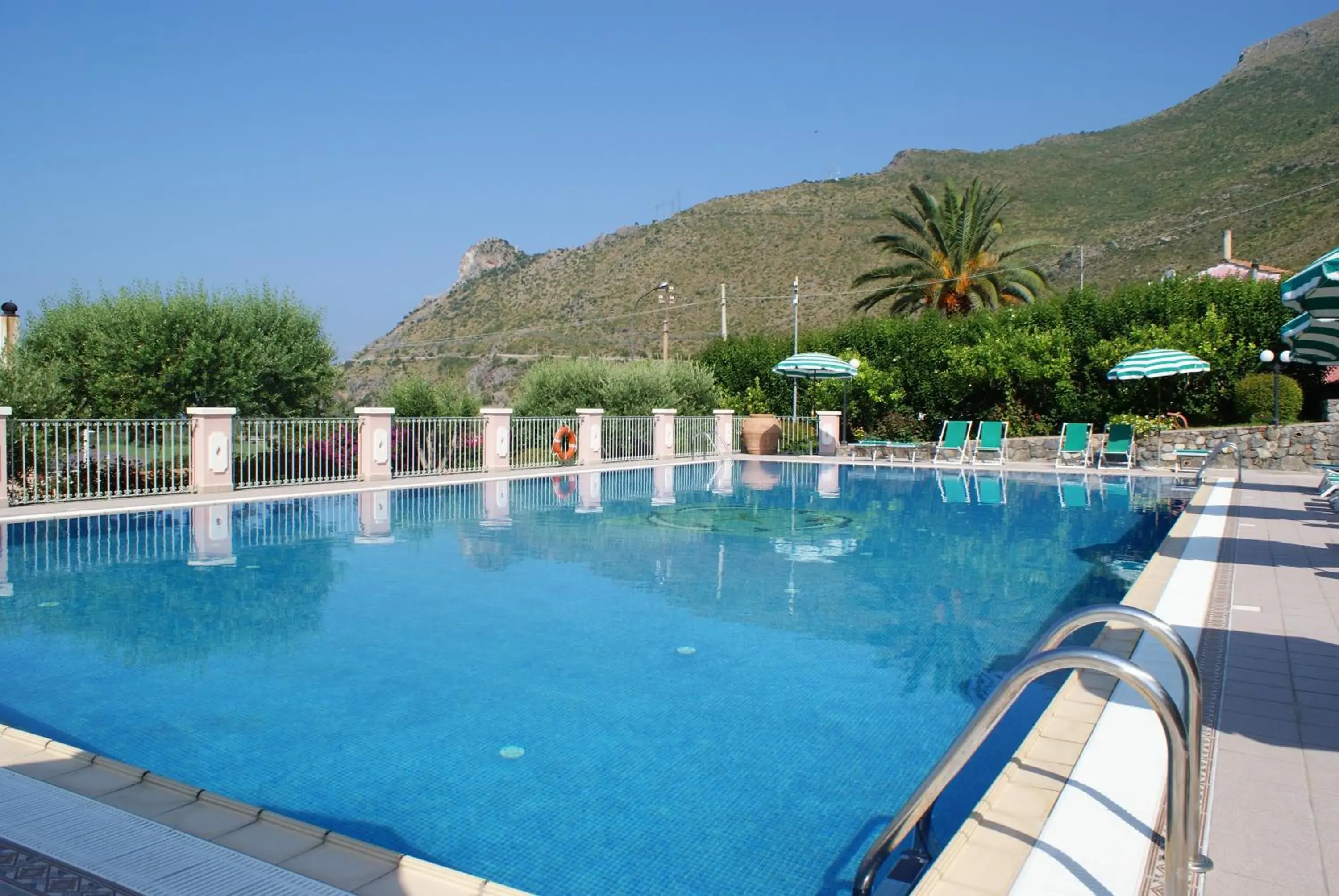 Swimming Pool in Hotel Ristorante Borgo La Tana
