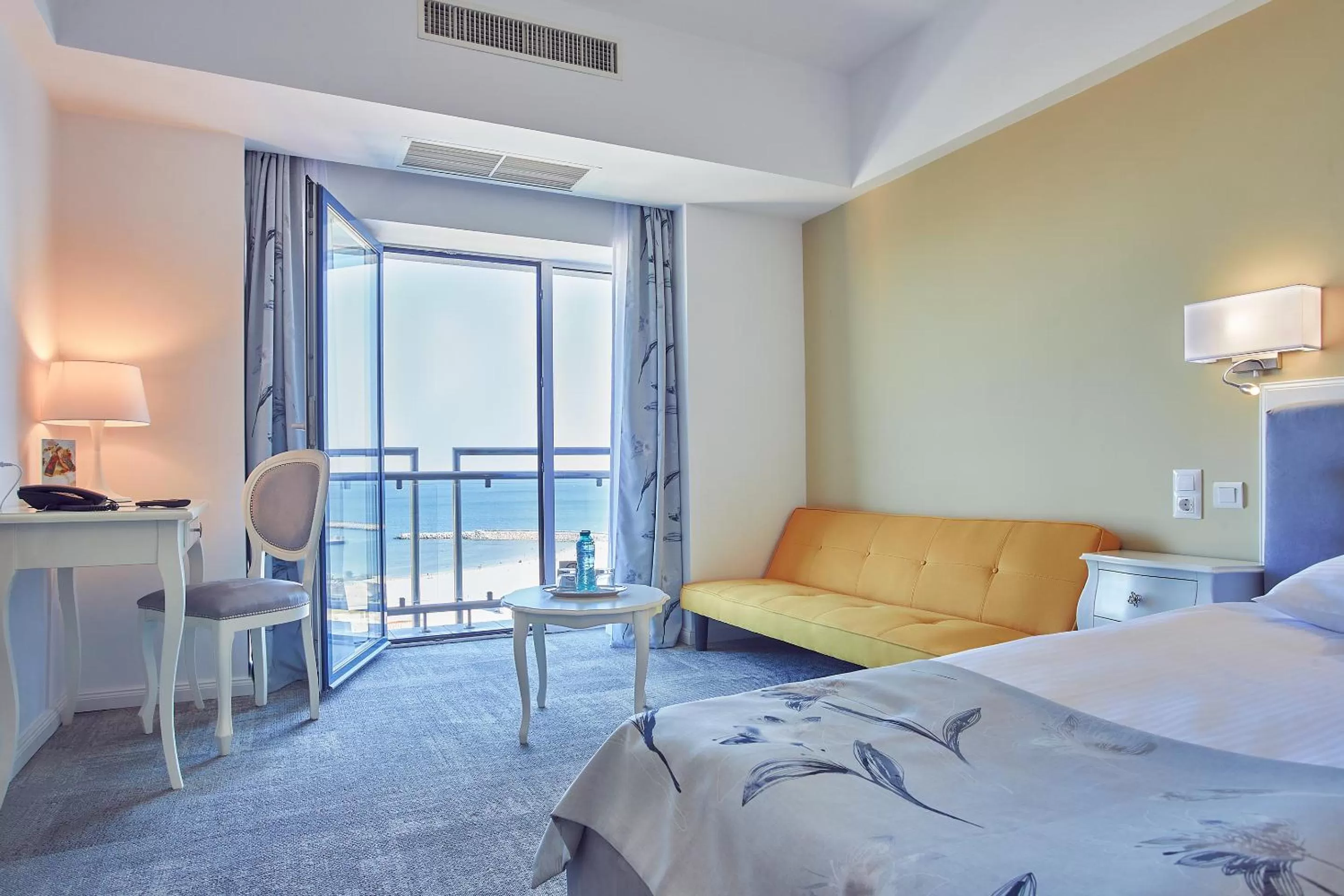 Photo of the whole room, Bed in Continental Forum Constanta