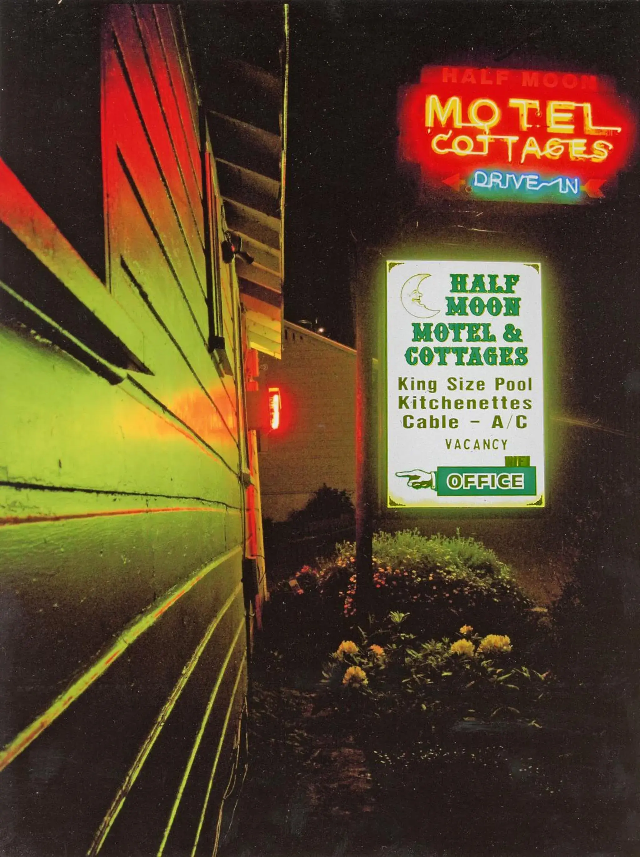 Night in Half Moon Motel & Cottages