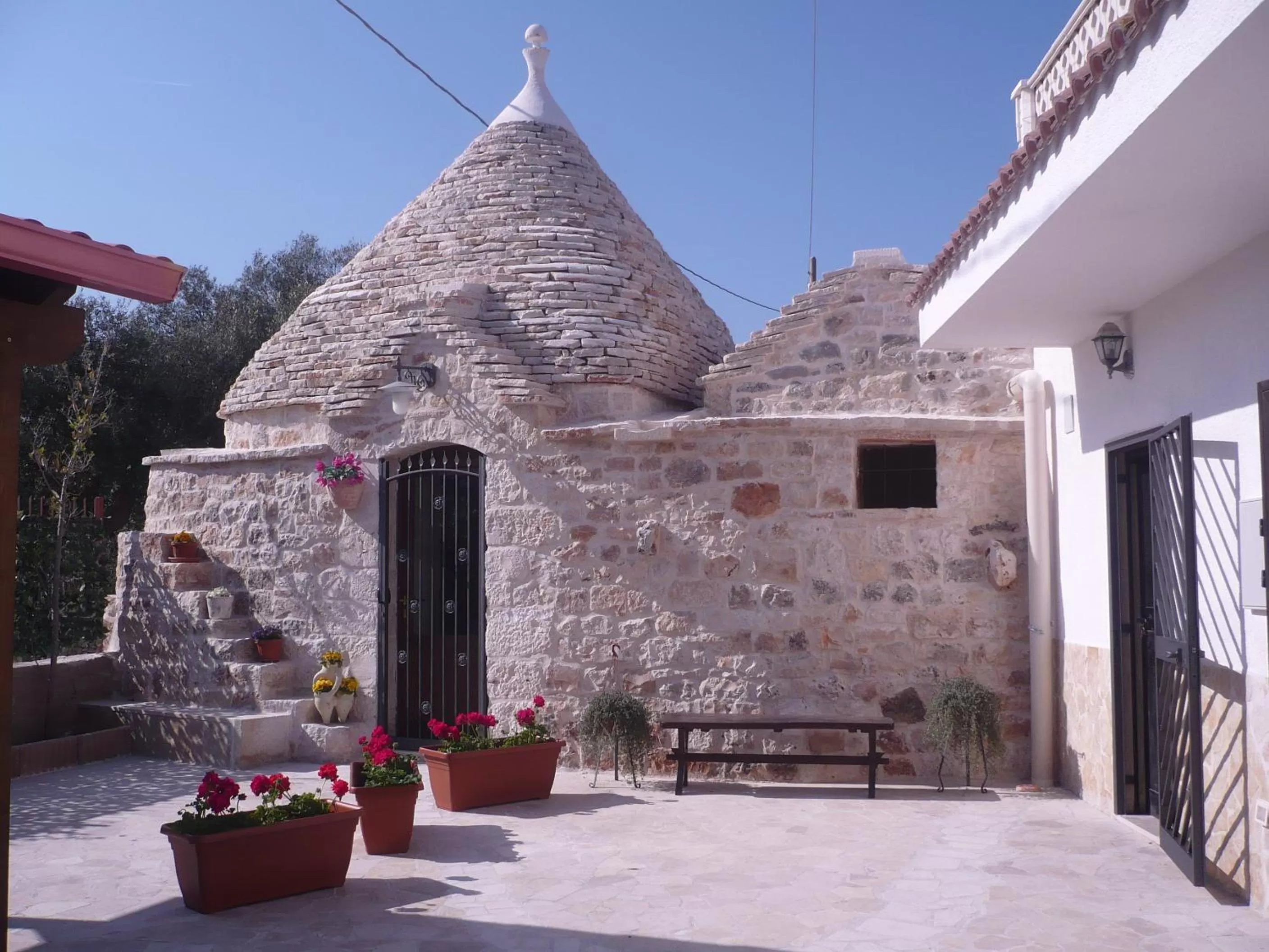 Facade/entrance in L'Isola Felice e Trulli Sotto Le Stelle