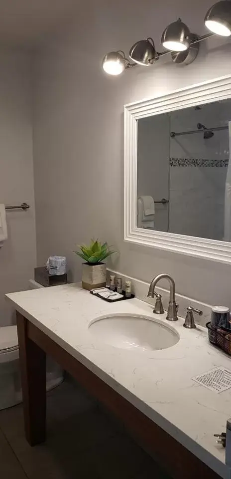 Bathroom in Astoria Riverwalk Inn