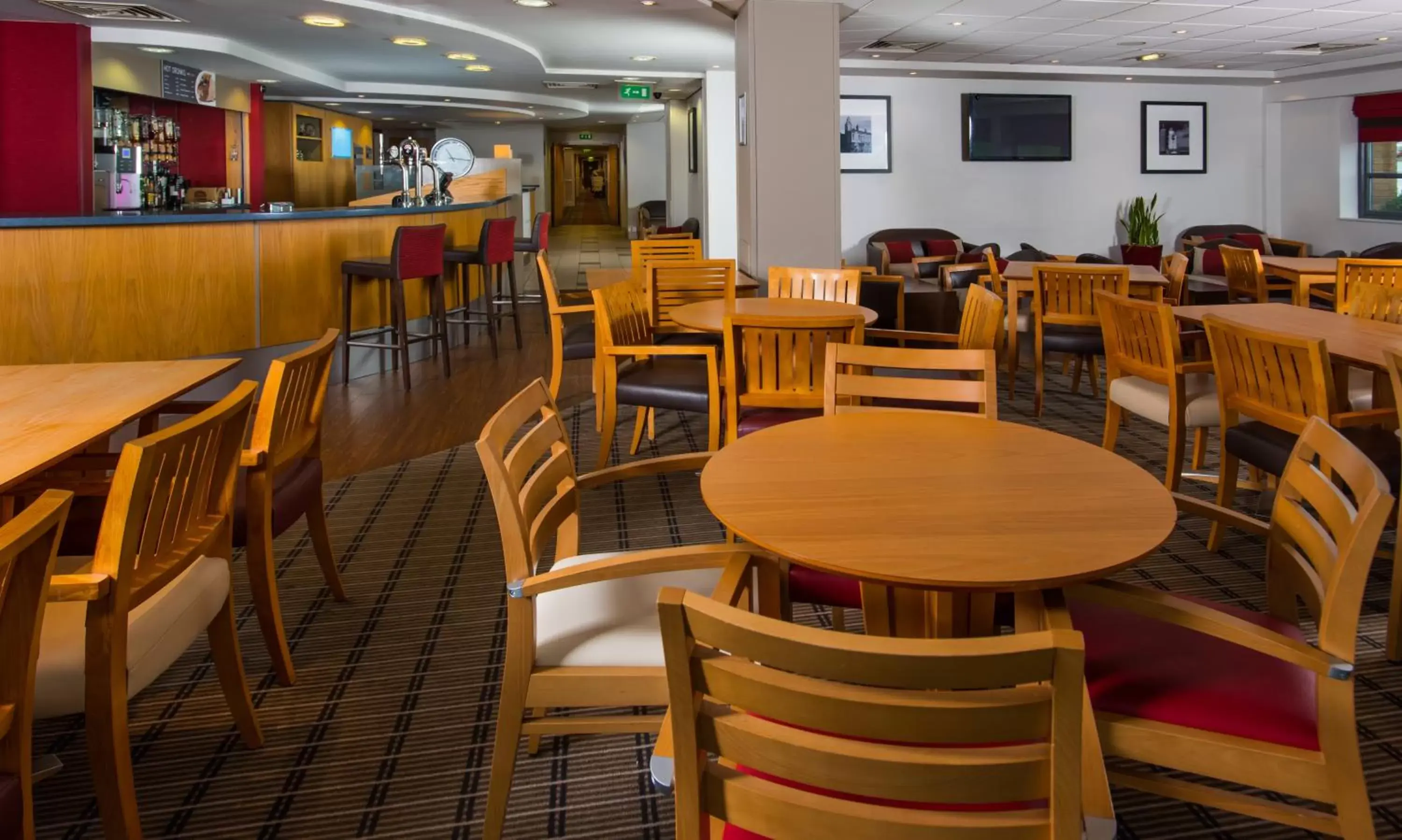 Lounge or bar, Restaurant/Places to Eat in Holiday Inn Express Swansea East, an IHG Hotel