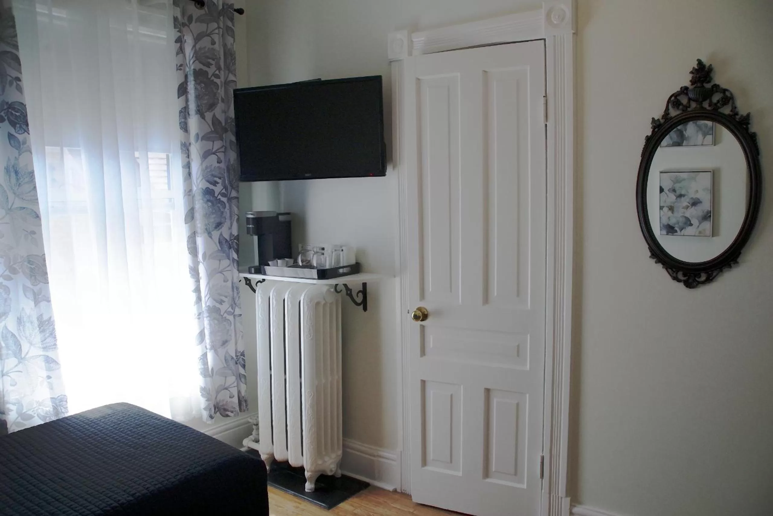 Twin Room with Shower in Colborne Bed and Breakfast