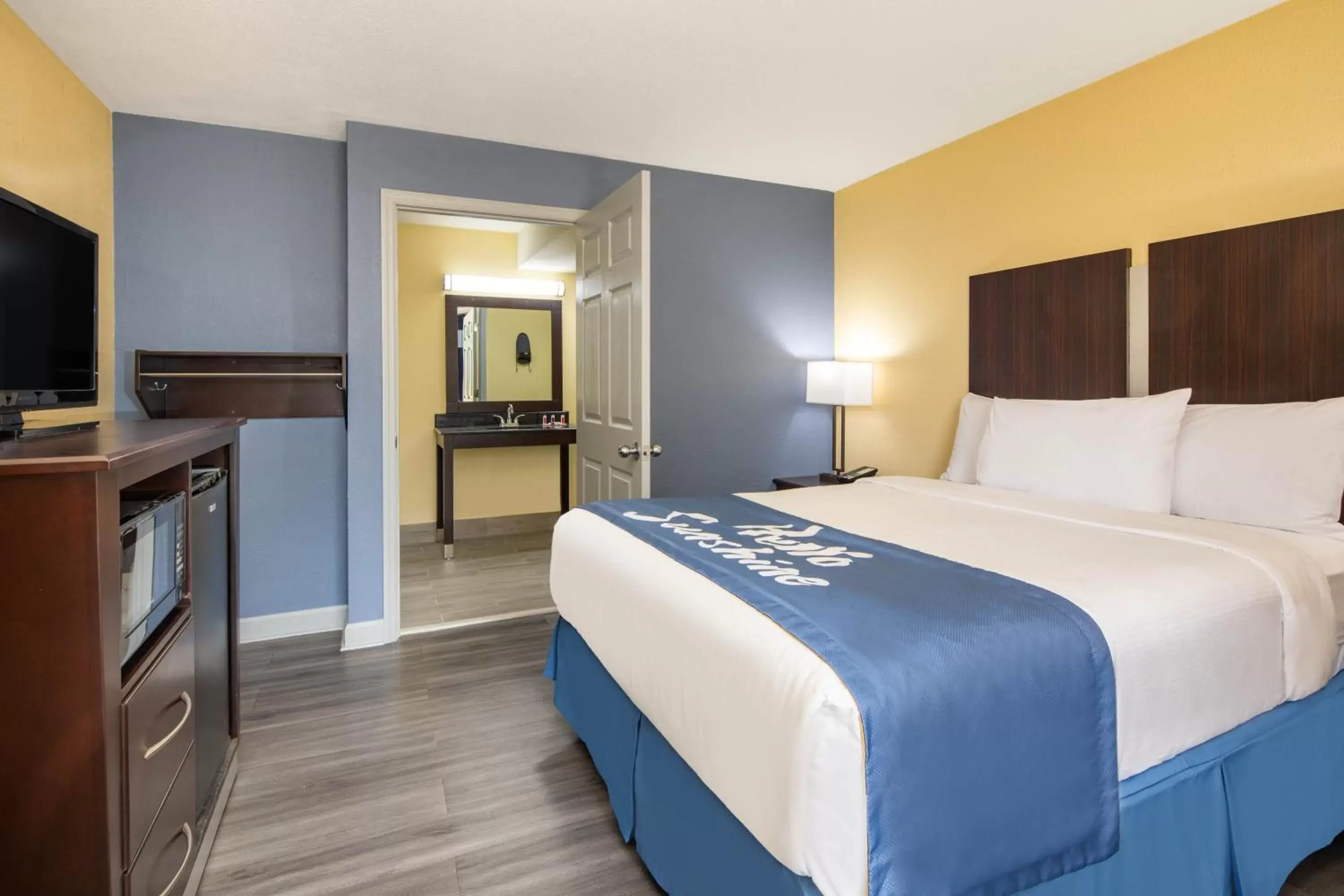 Bed in Days Inn by Wyndham Muscle Shoals