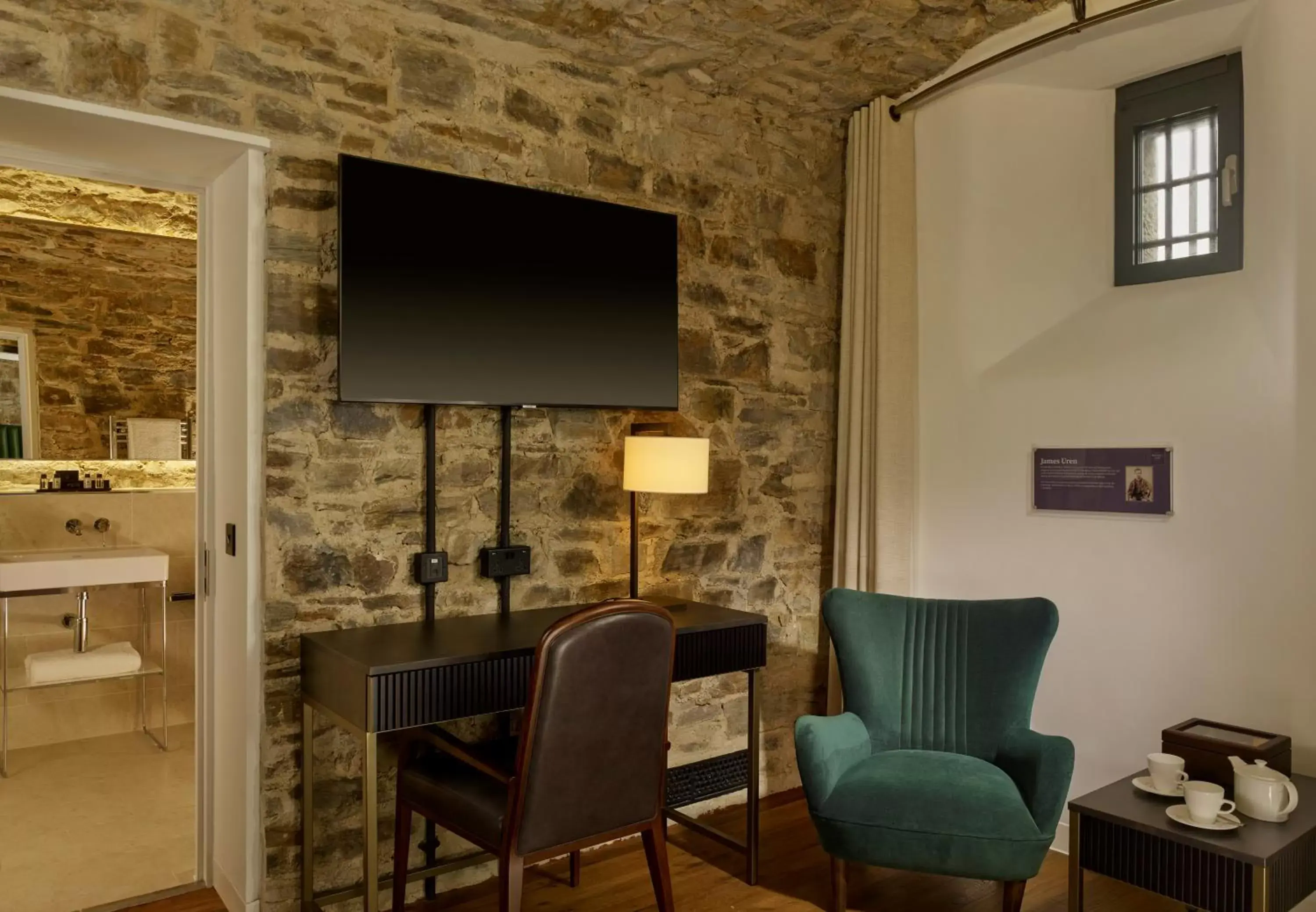 Seating area, TV/Entertainment Center in Bodmin Jail Hotel