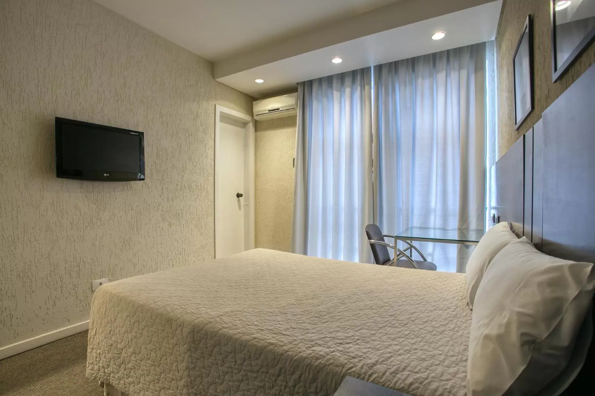 Bed, TV/Entertainment Center in Roochelle Hotel by Nobile